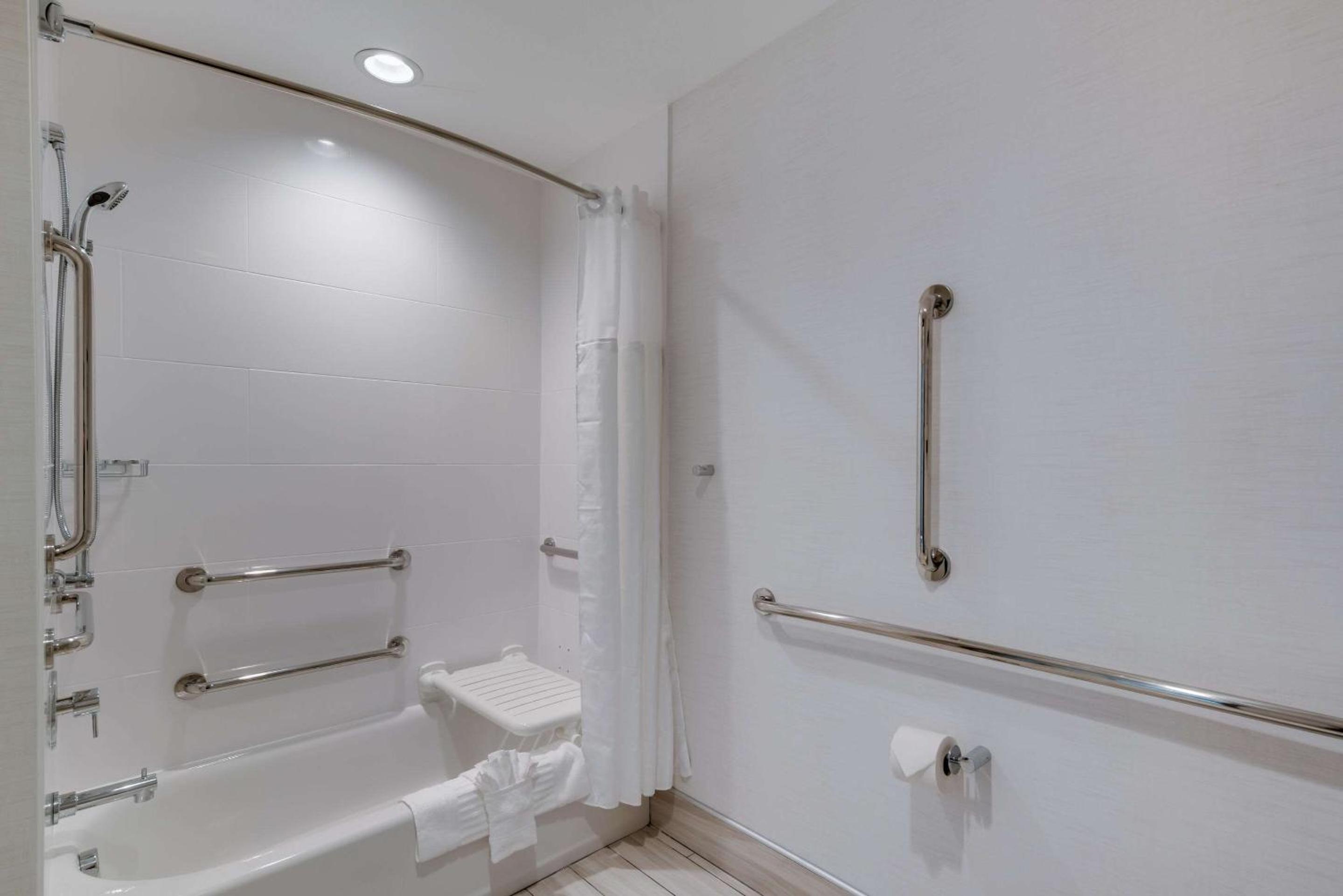 Queen Suite with Two Queen Beds - Accessible/Non-Smoking - Photo 4