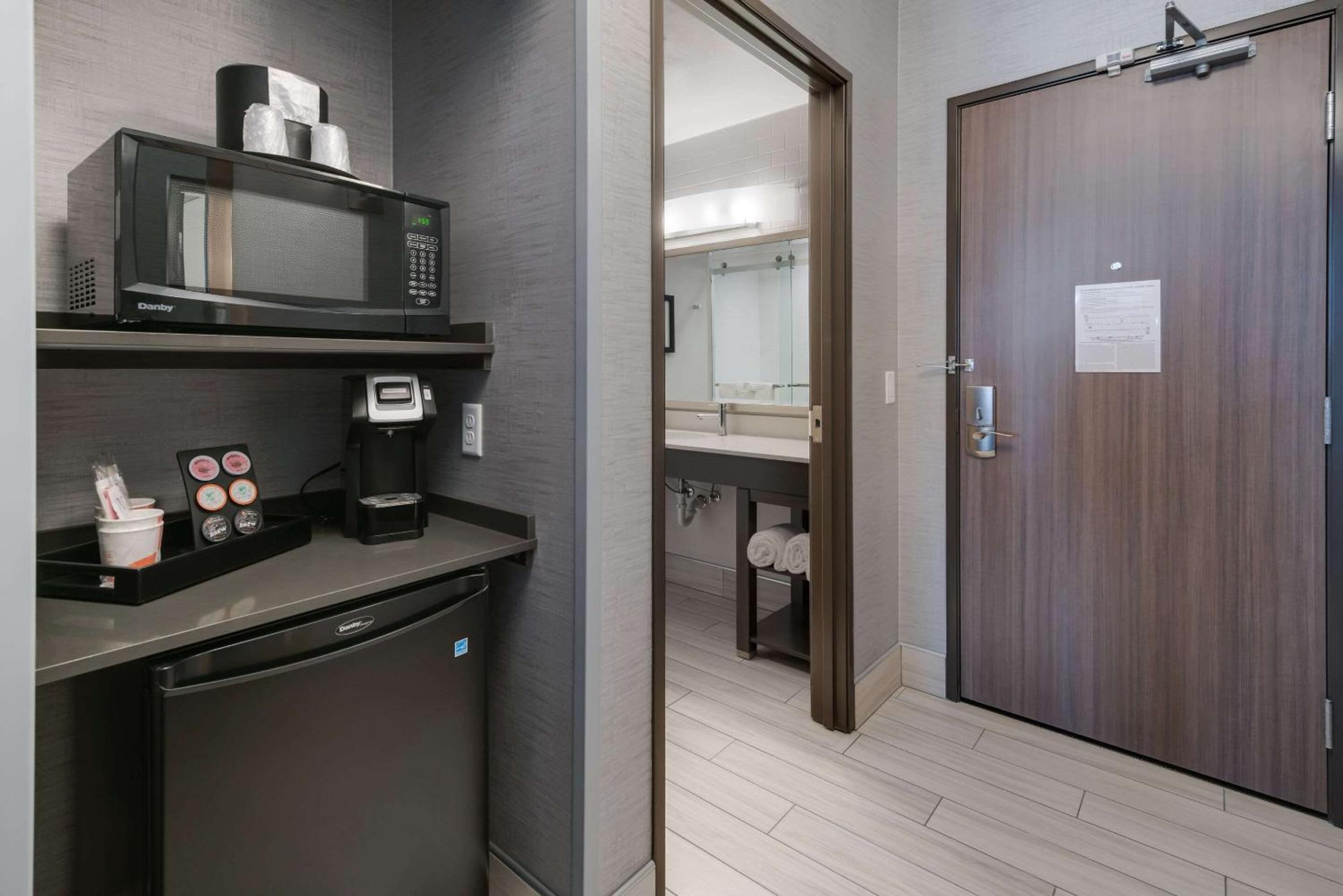 King Suite with Sofa Bed - Non-Smoking - Photo 2
