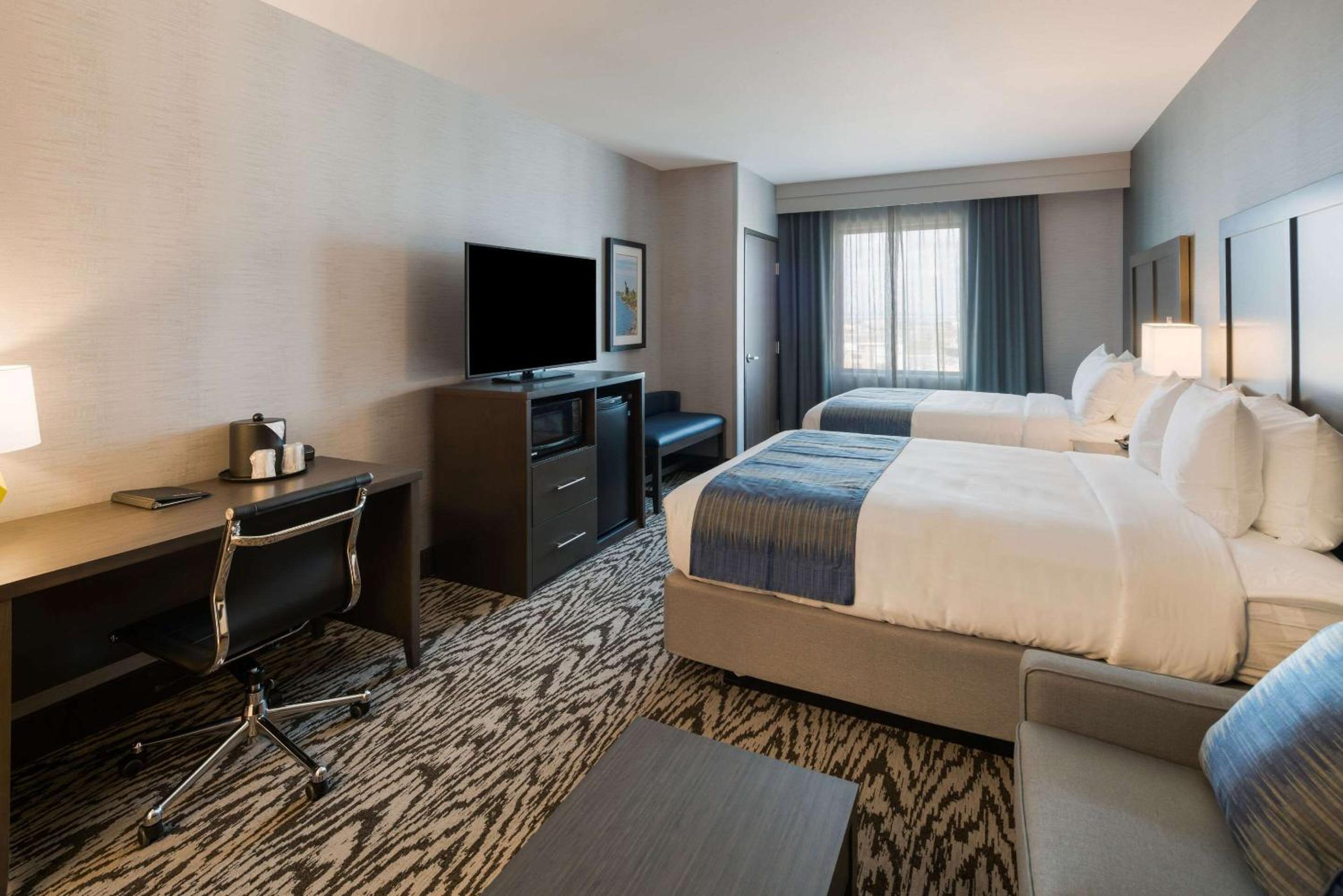 Queen Suite with Two Queen Beds and Sofa Bed - Non-Smoking - Photo 5