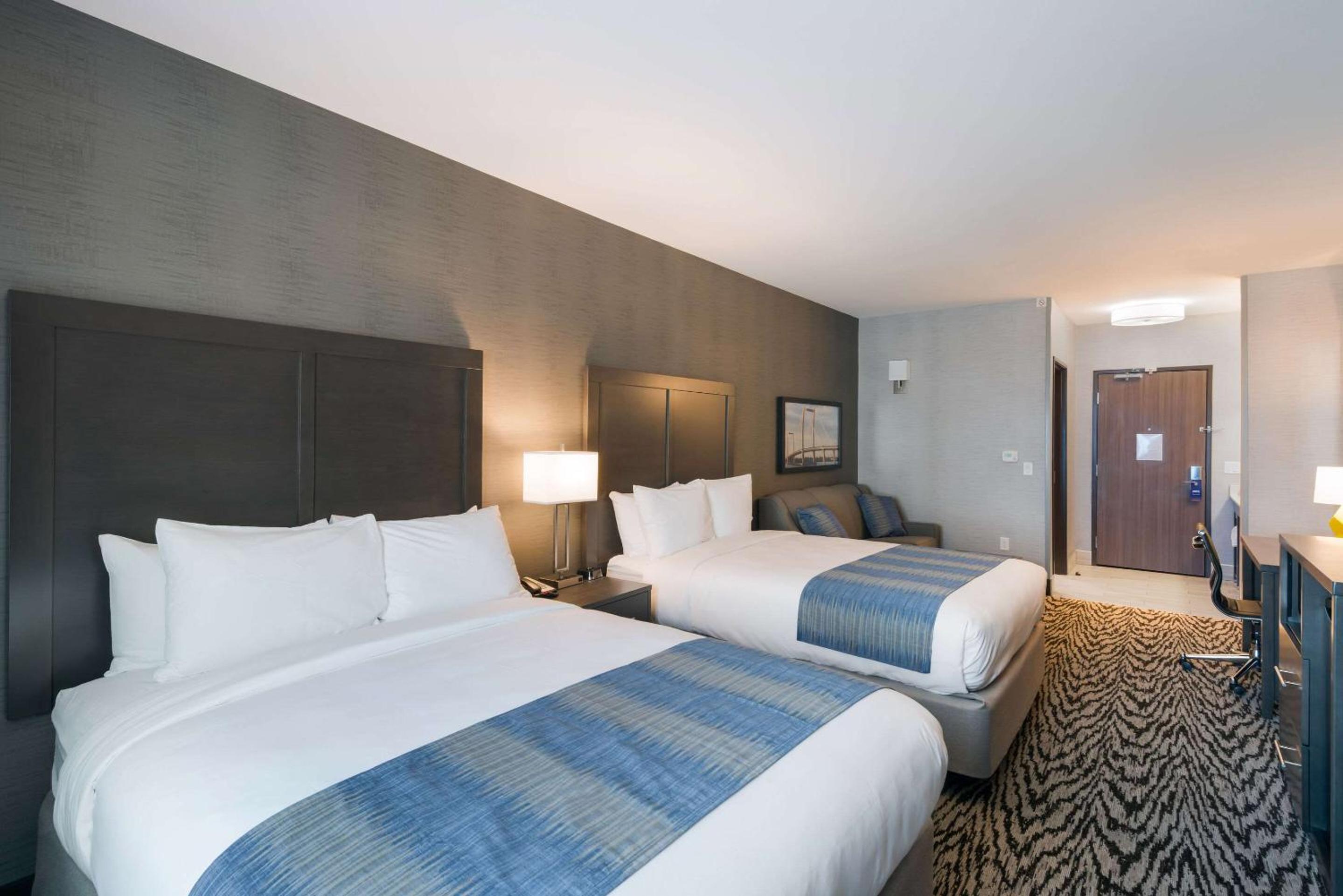 Queen Suite with Two Queen Beds and Sofa Bed - Non-Smoking - Photo 2