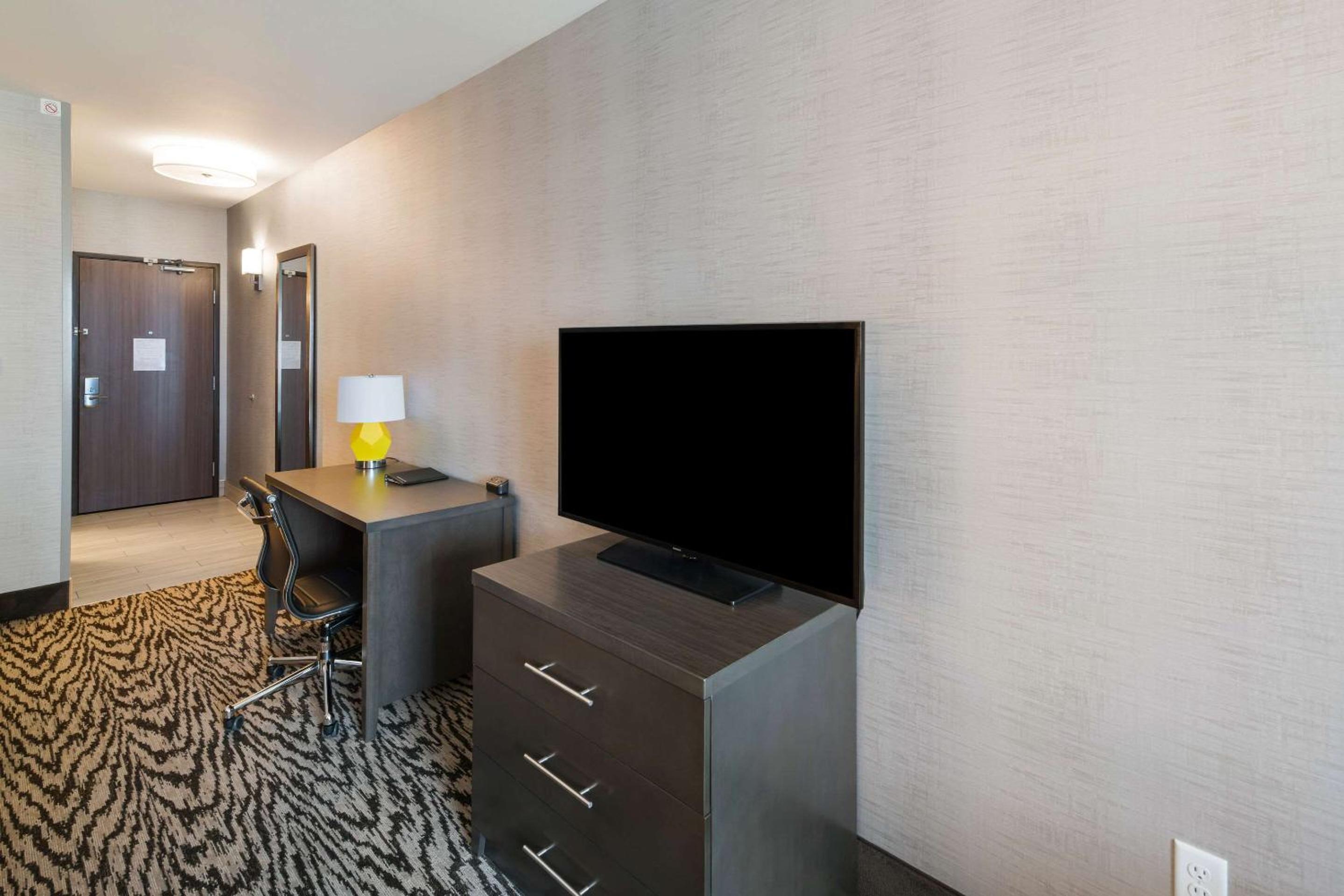 Queen Suite with Two Queen Beds and Sofa Bed - Non-Smoking - Photo 3