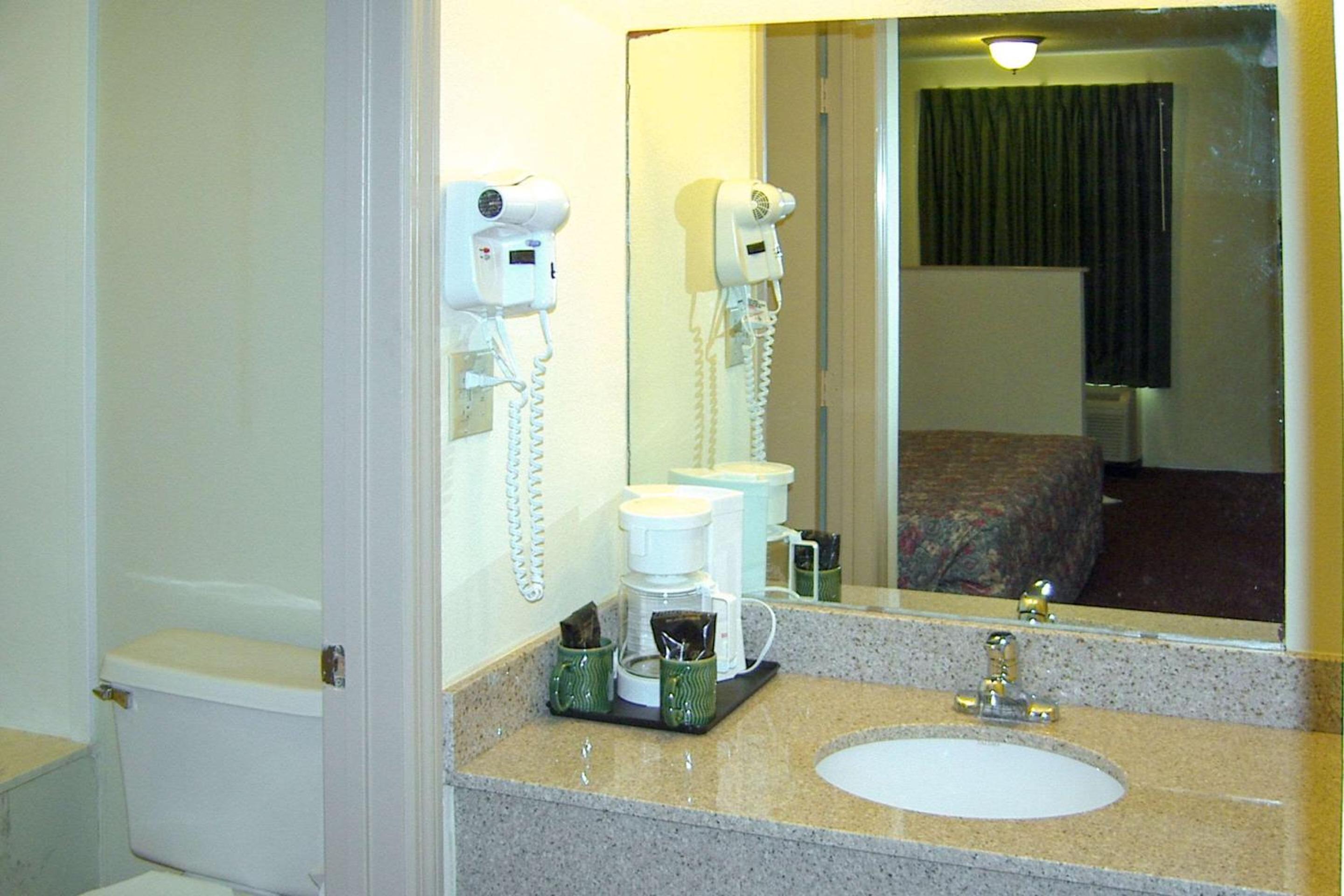 King Suite with Whirlpool - Top Floor/Non-Smoking photo 2