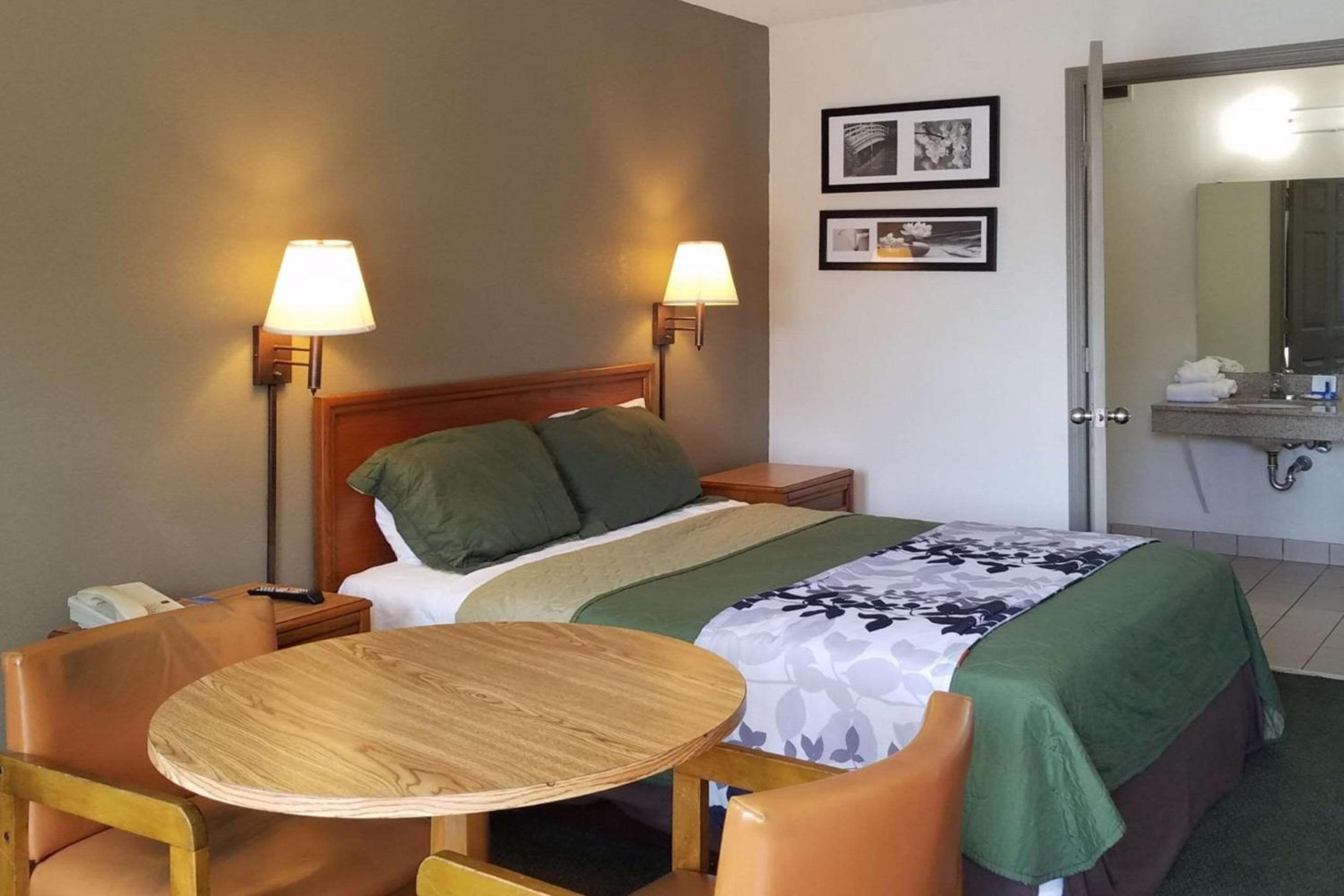 Queen Room - Accessible/Non-Smoking photo 1