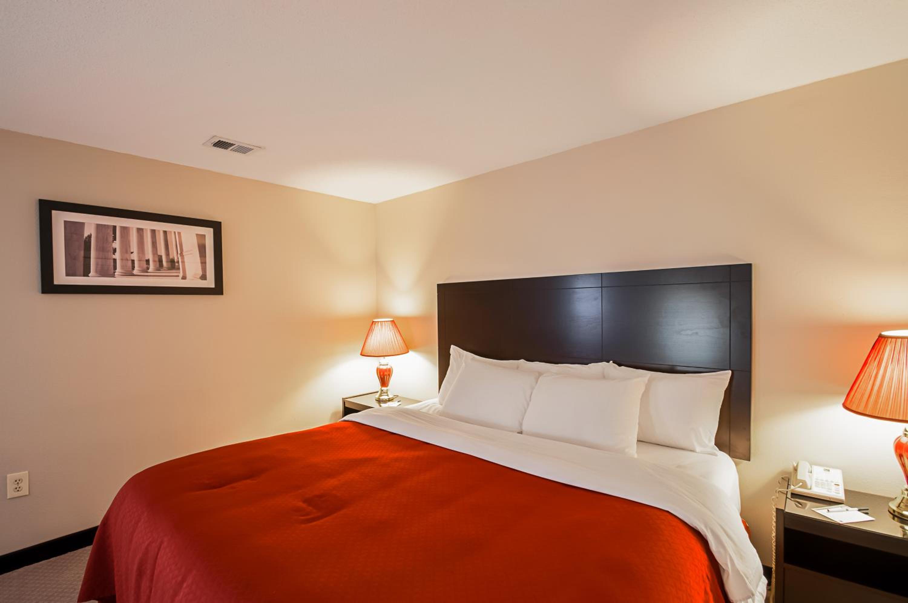 Standard King Room - Non-Smoking  - Photo 1