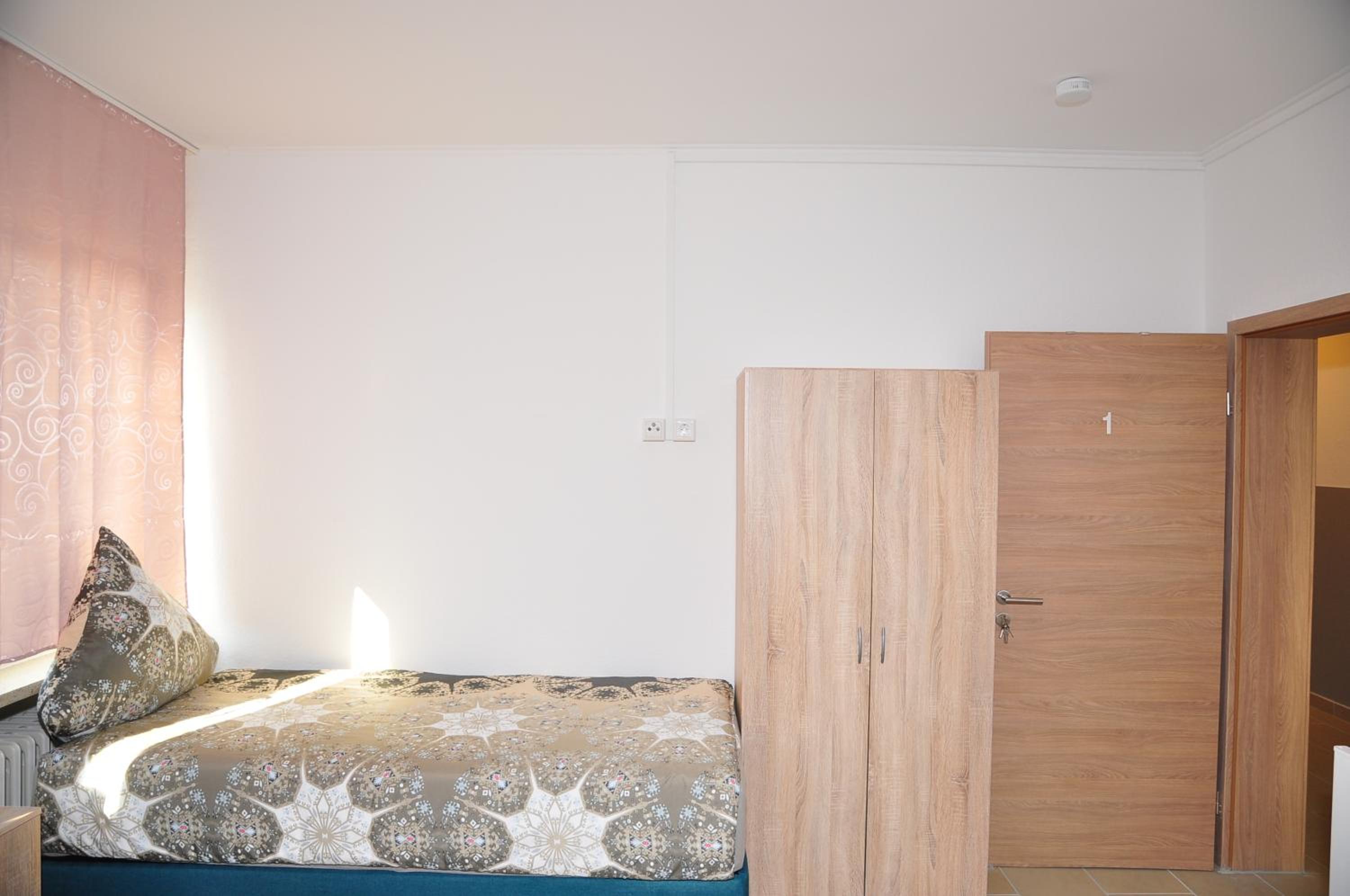 Basic Triple Room With Shared Bathroom photo 2