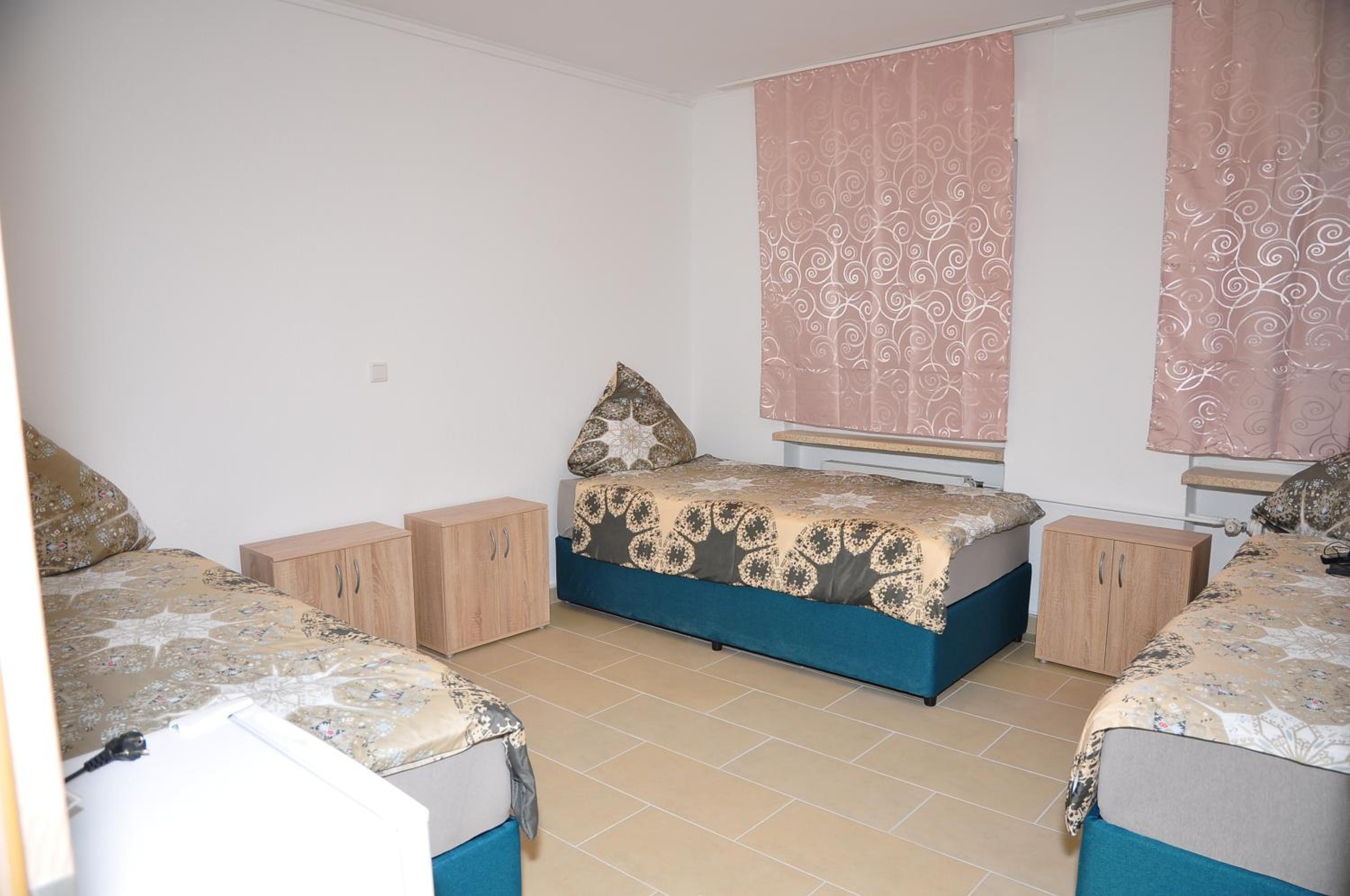 Basic Triple Room With Shared Bathroom photo 3