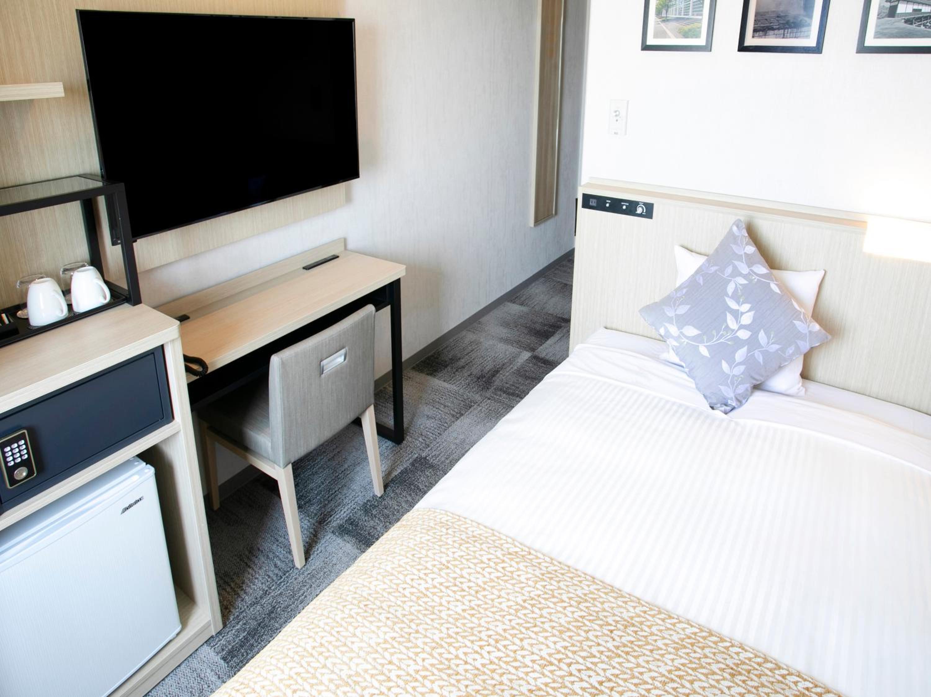 Standard Double Room with Small Double Bed - Smoking photo 1