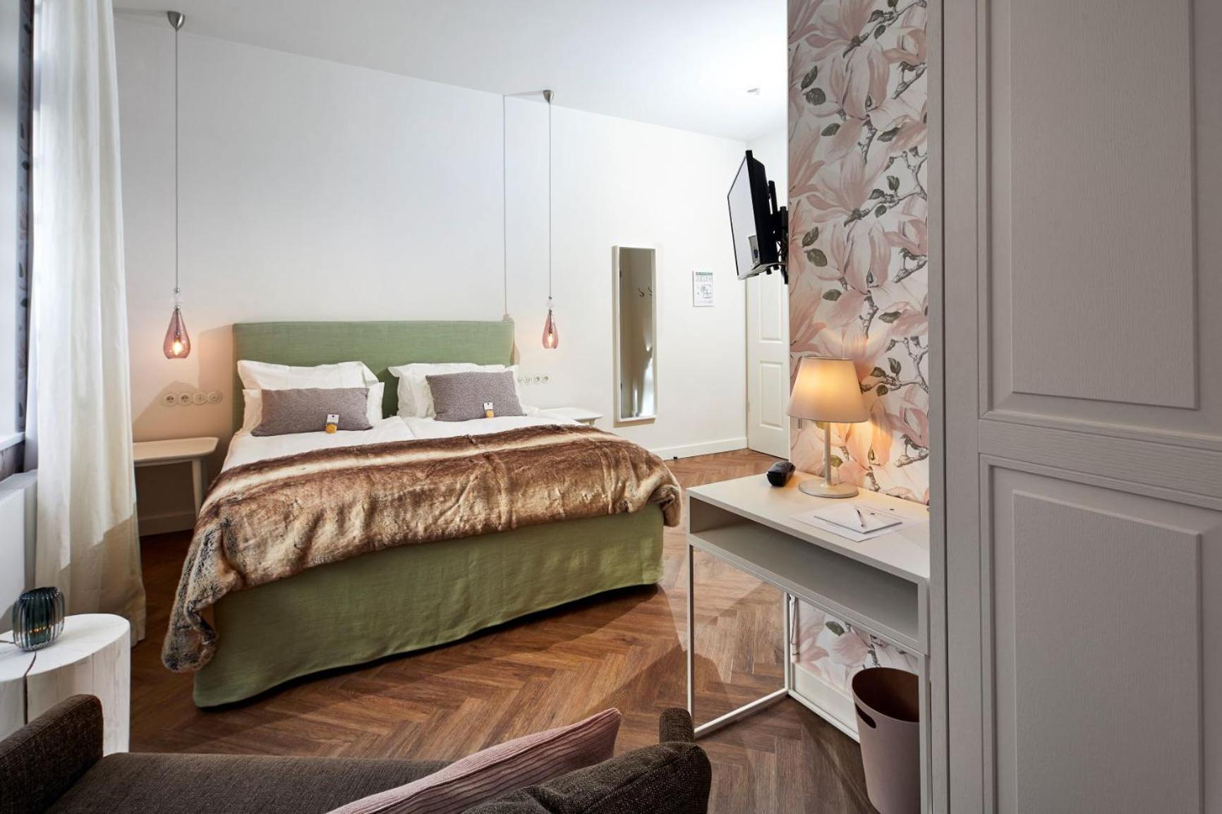 Premium Double Room - Photo 9