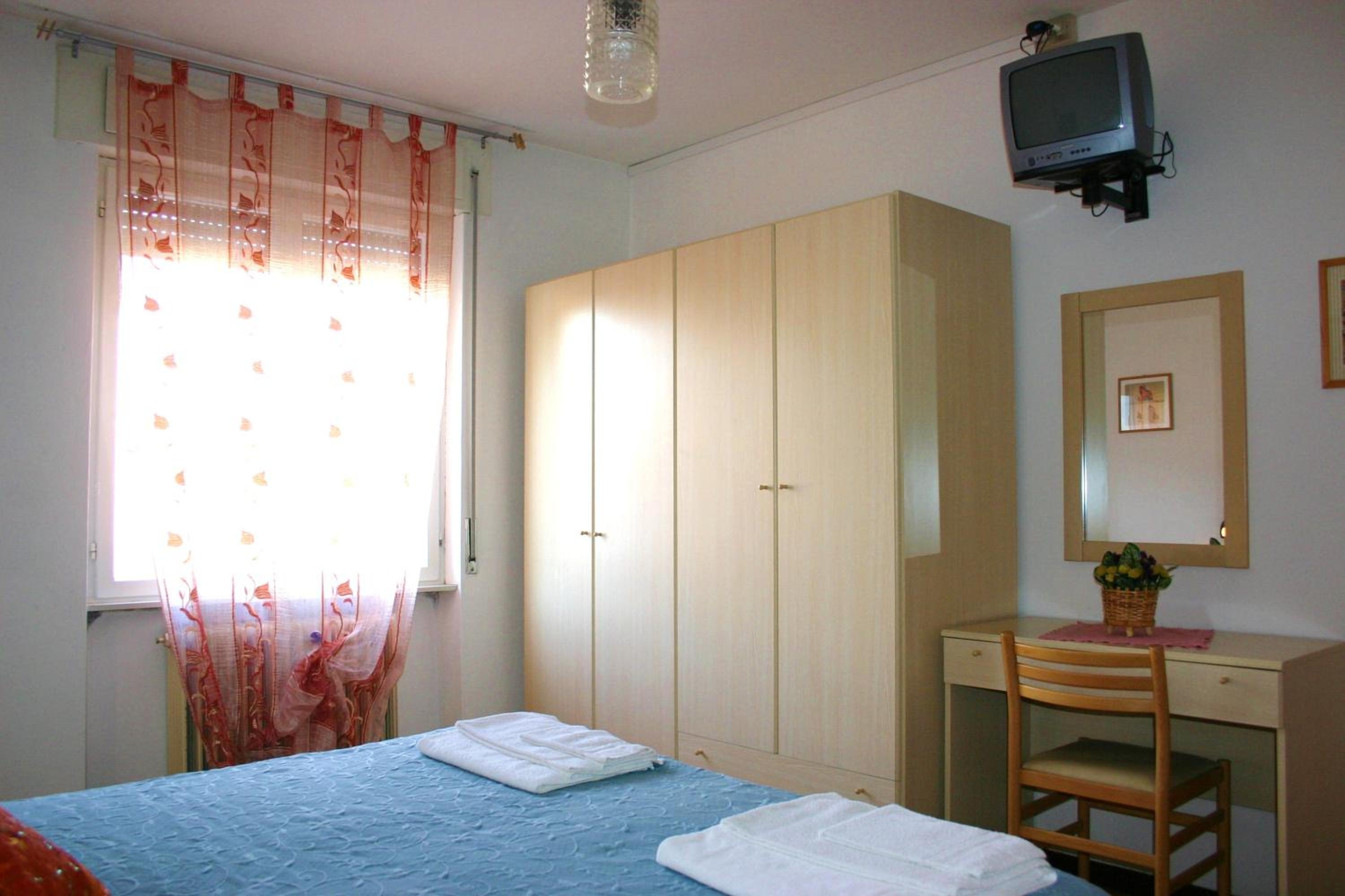 Double or Twin Room with Private Bathroom - Photo 2