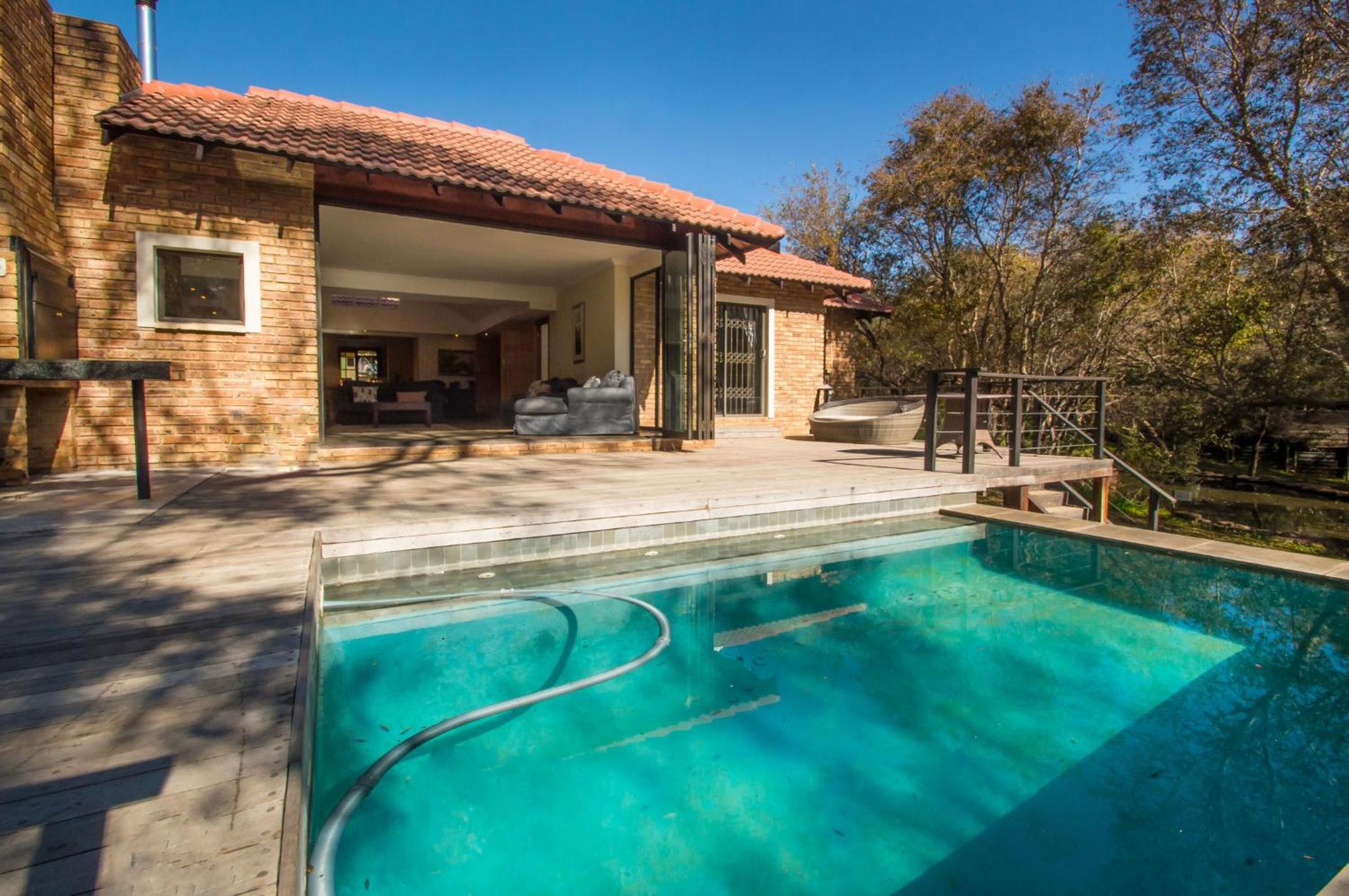 Five-Bedroom House - Photo 2
