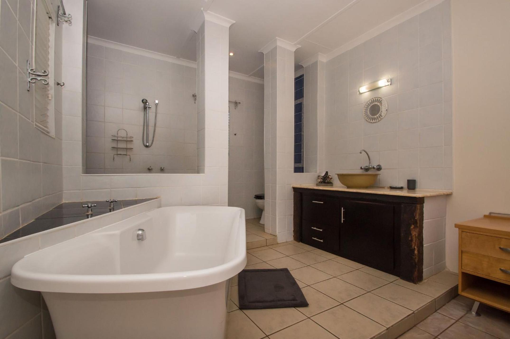 Five-Bedroom House - Photo 3