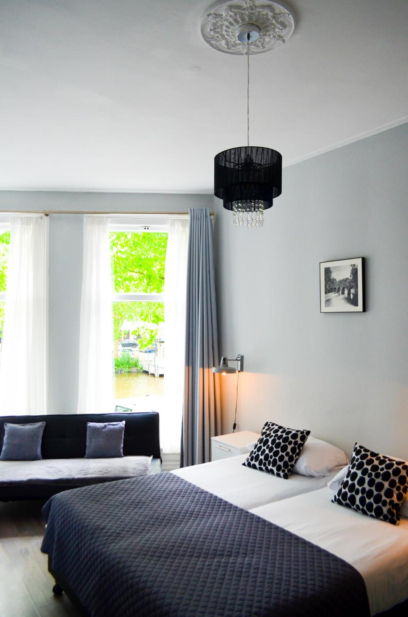 Superior Double or Twin Room with Canal View and Private Bathroom photo 1