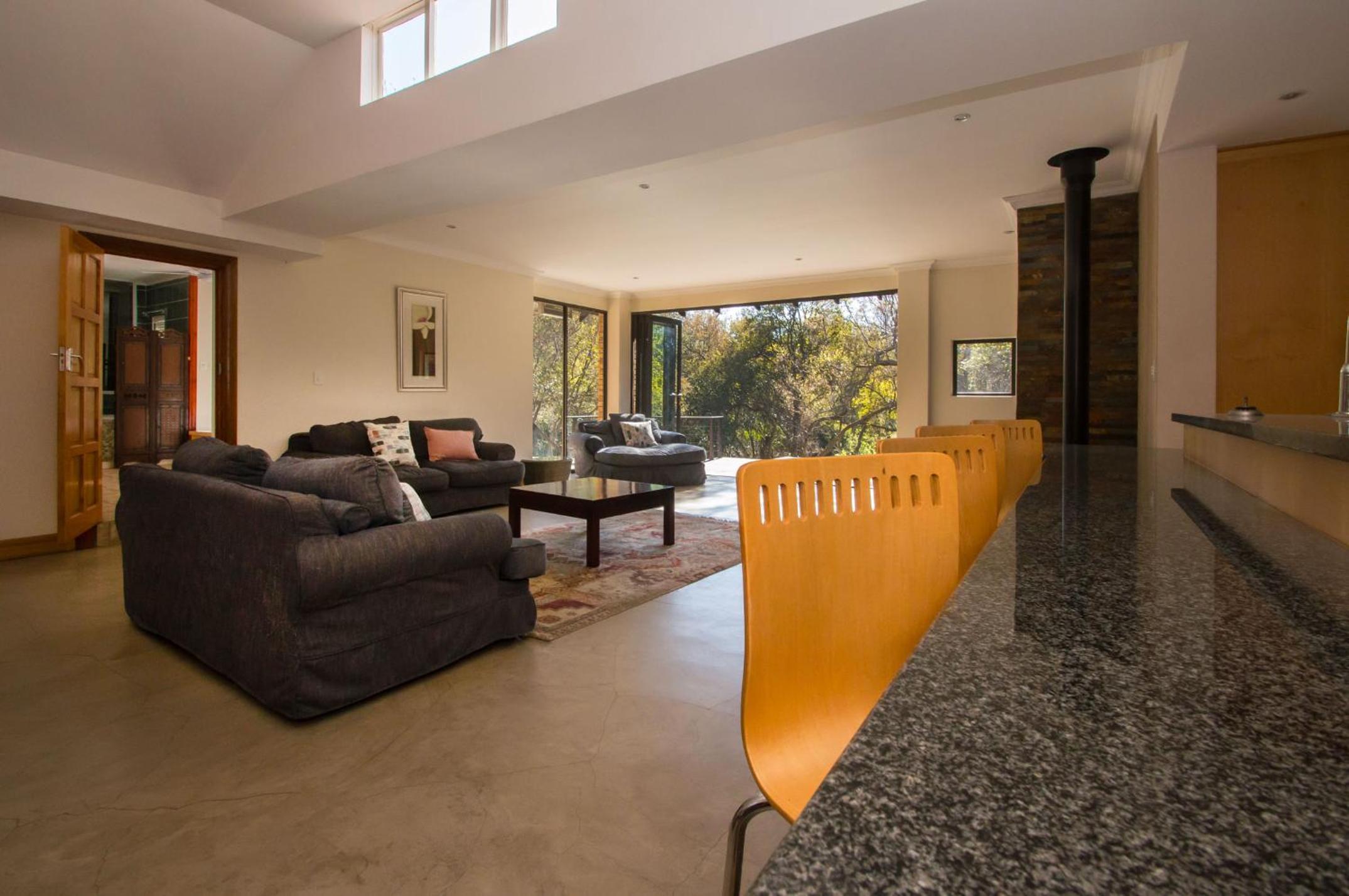 Five-Bedroom House - Photo 4