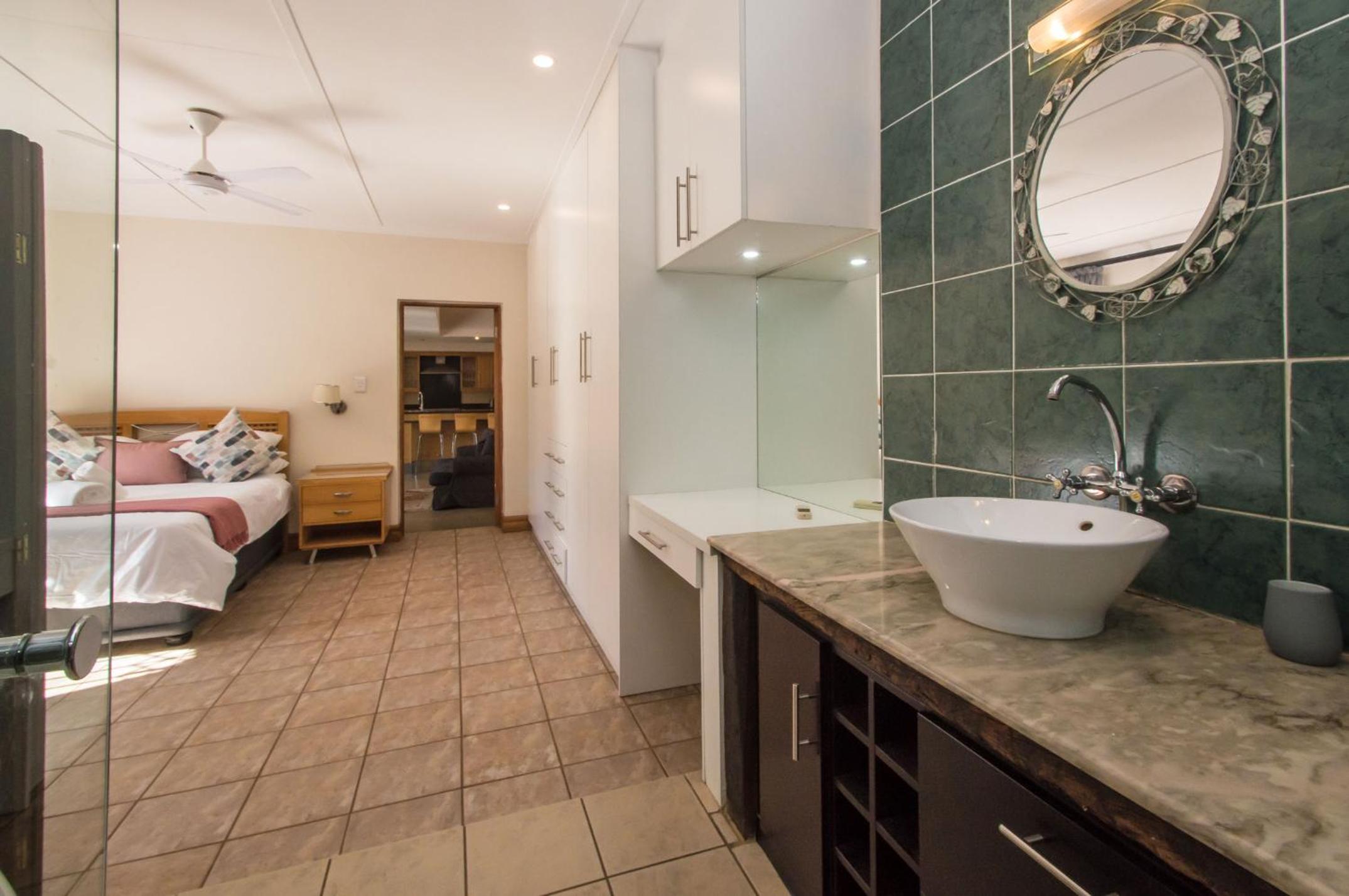 Five-Bedroom House - Photo 6
