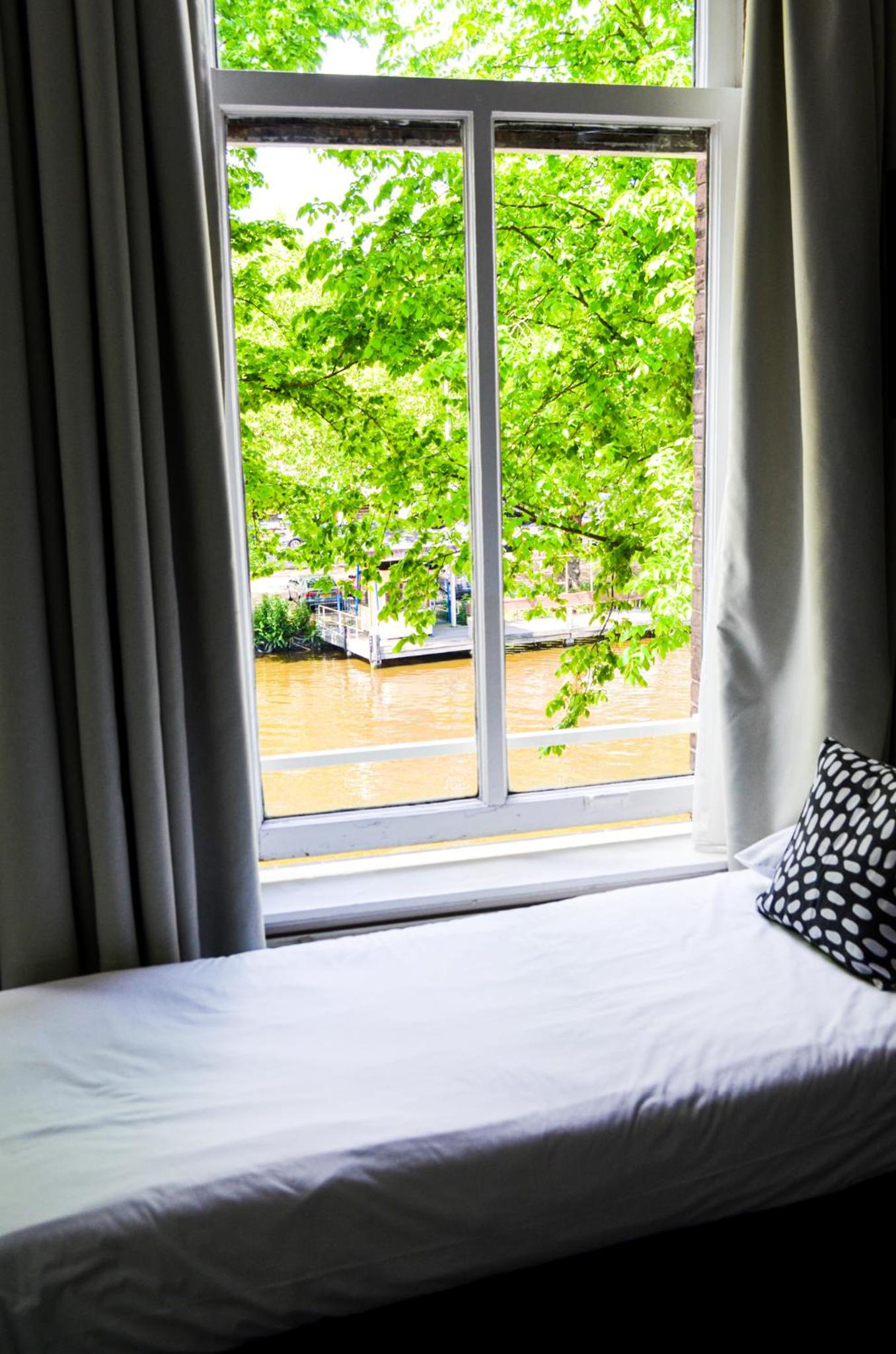 5-People Room with Canal View, Private Shower and Shared Toilet photo 3