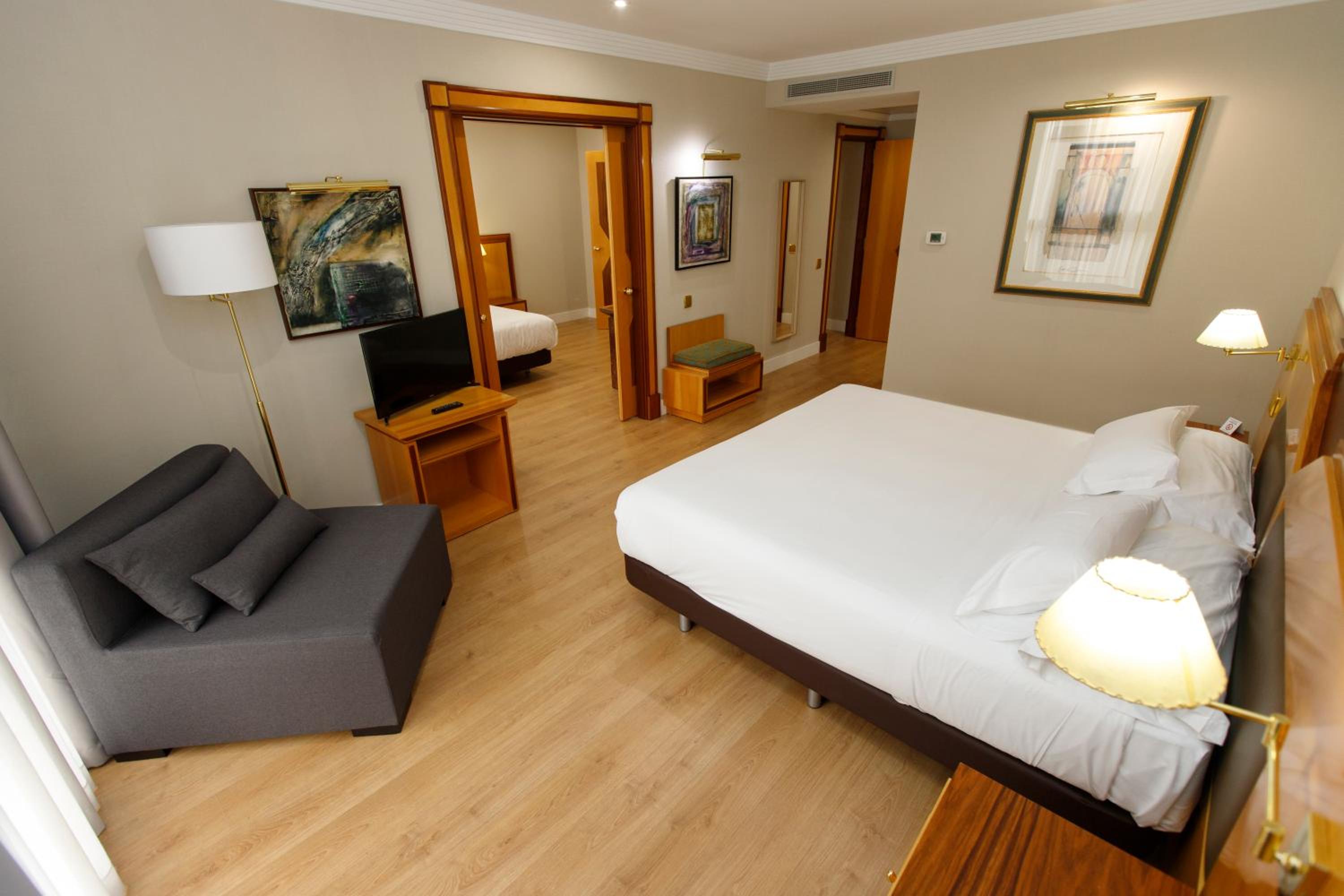 Family Suite (2 Adults + 2 Children) photo 3