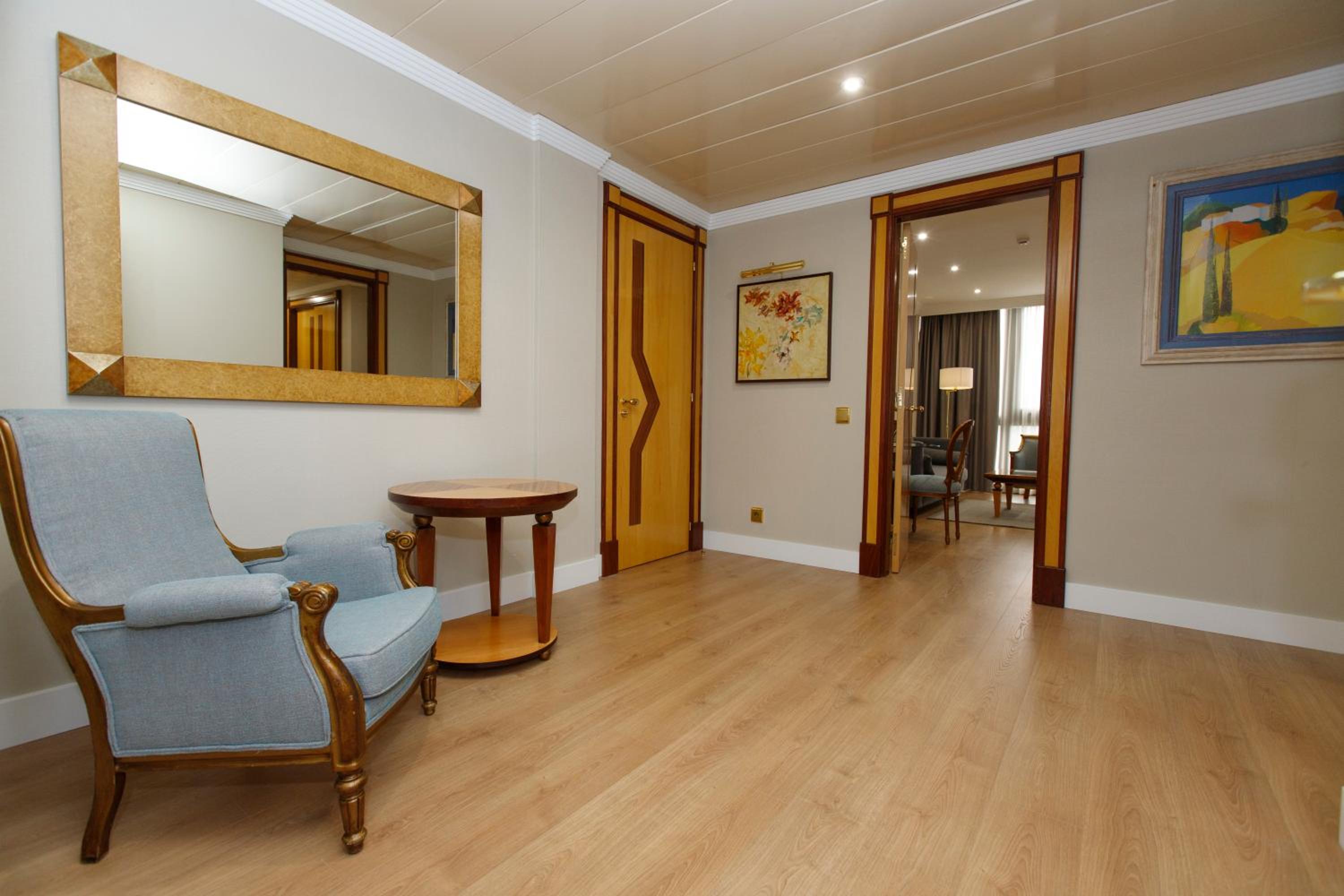 Suite - Photo 1