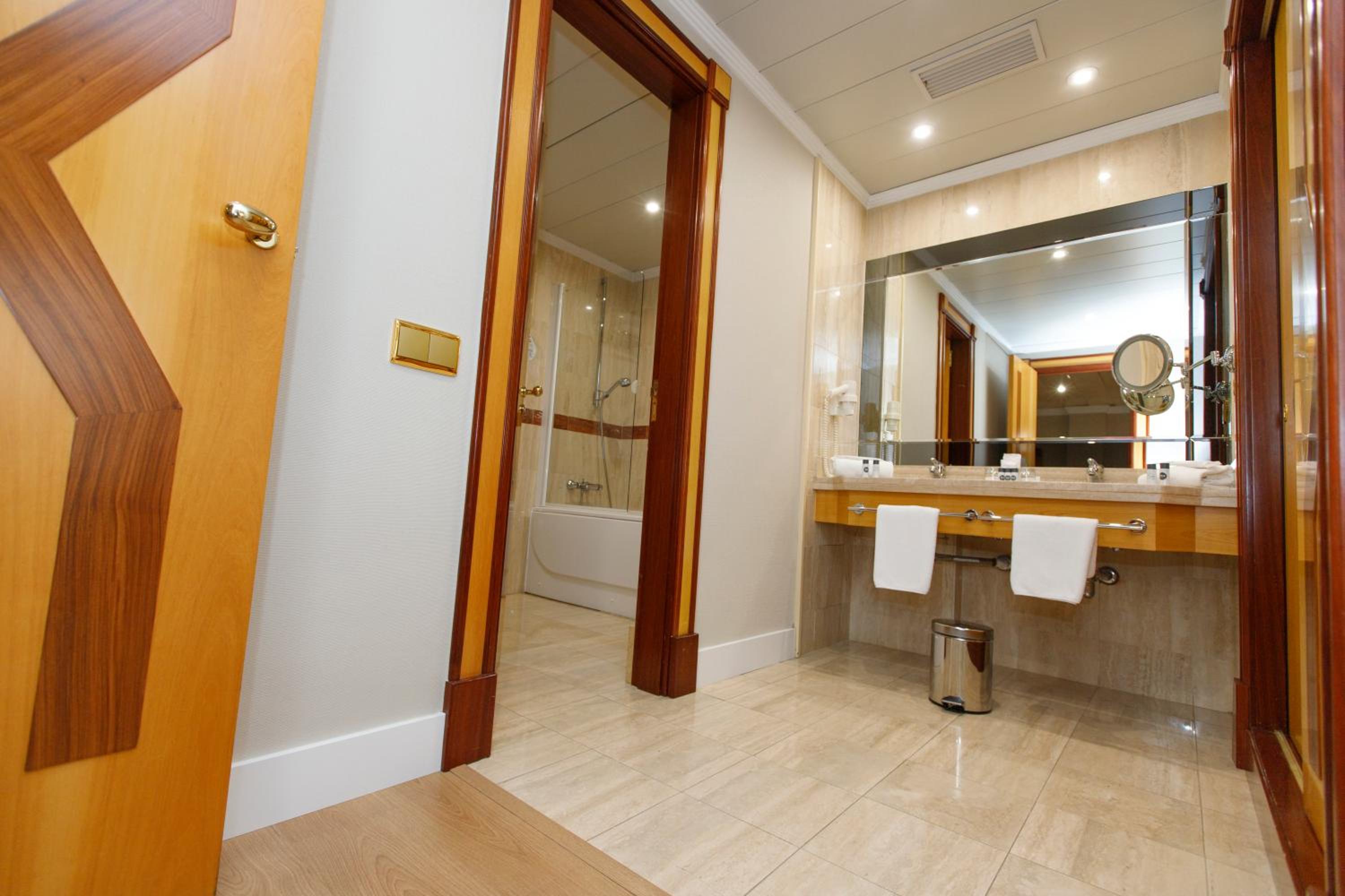 Family Suite (2 Adults + 2 Children) photo 2