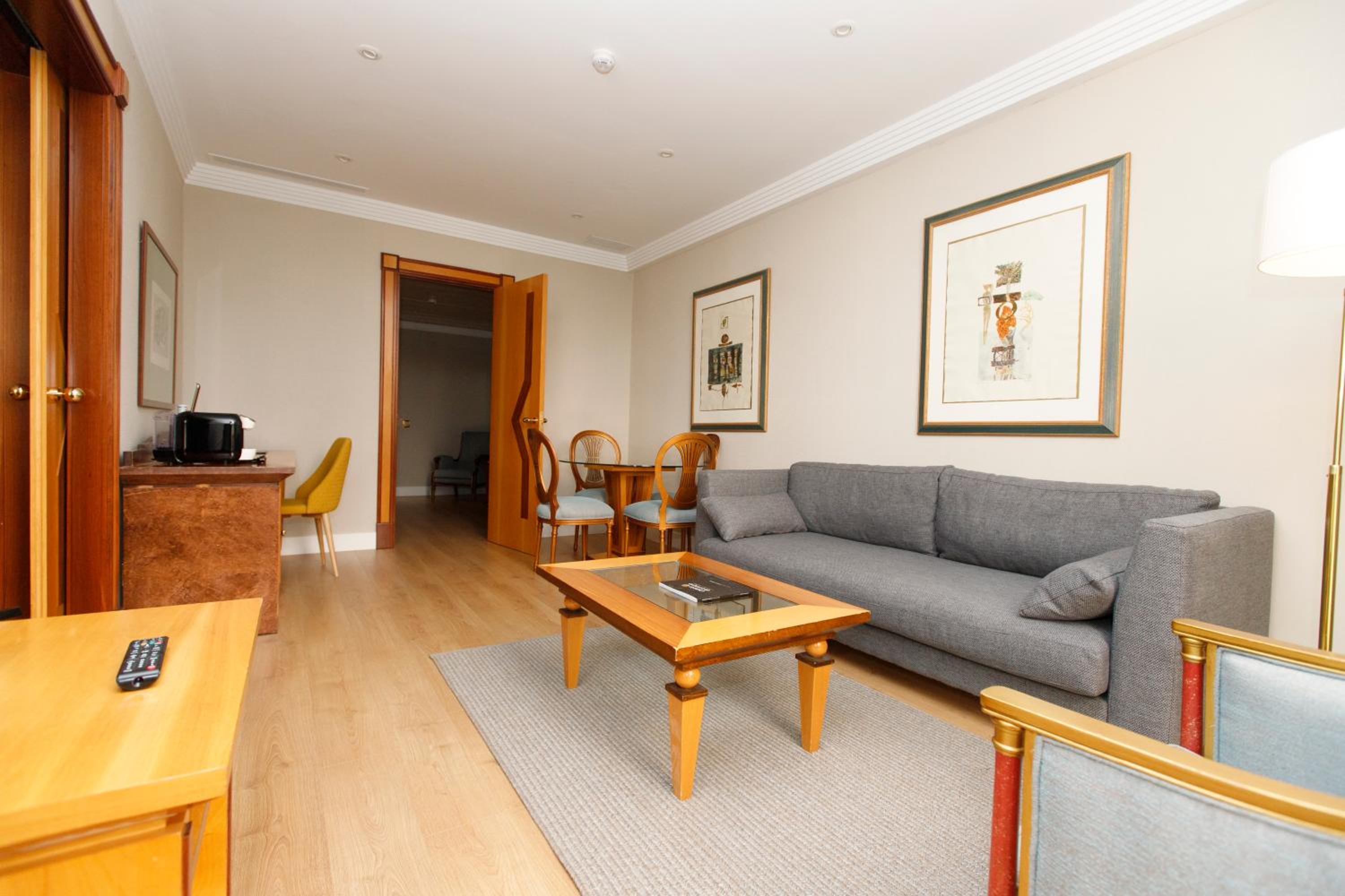 Suite - Photo 5
