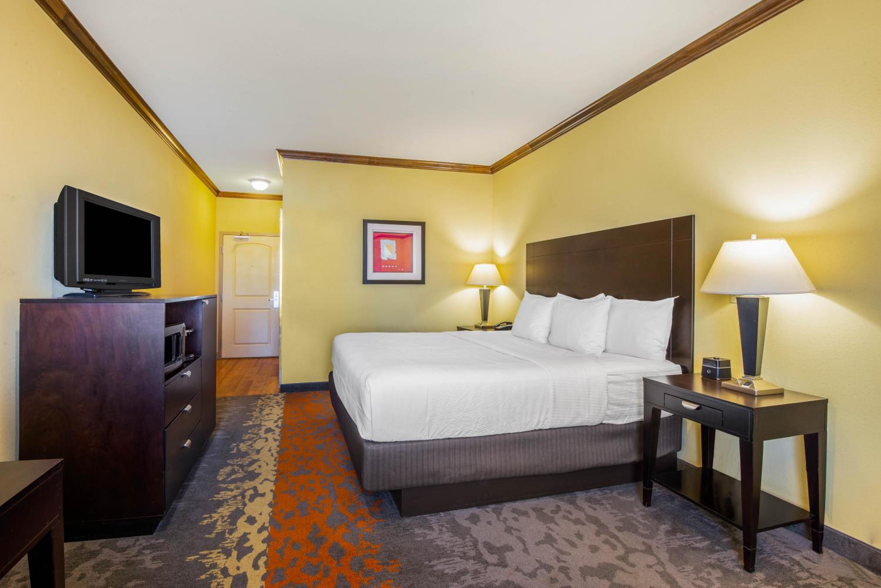 King Room with Roll-In Shower - Mobility Access/Non-Smoking - Photo 3