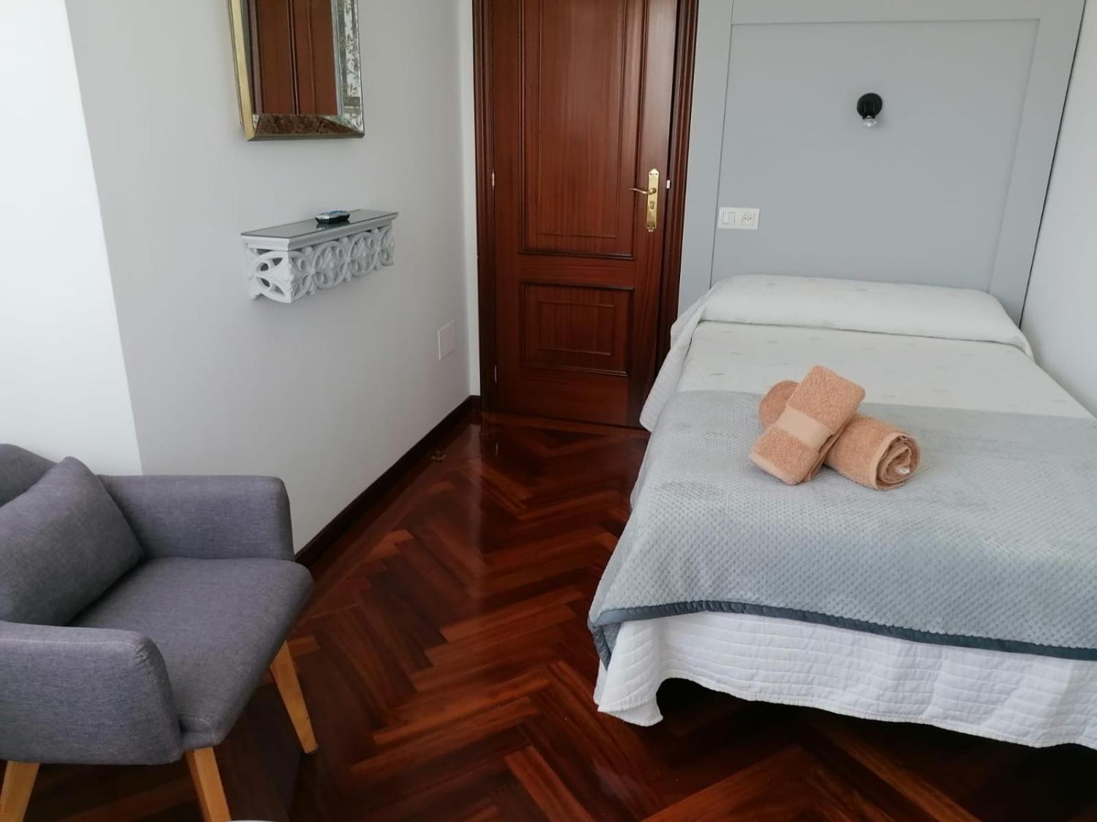 Single Room with Private Bathroom photo 3