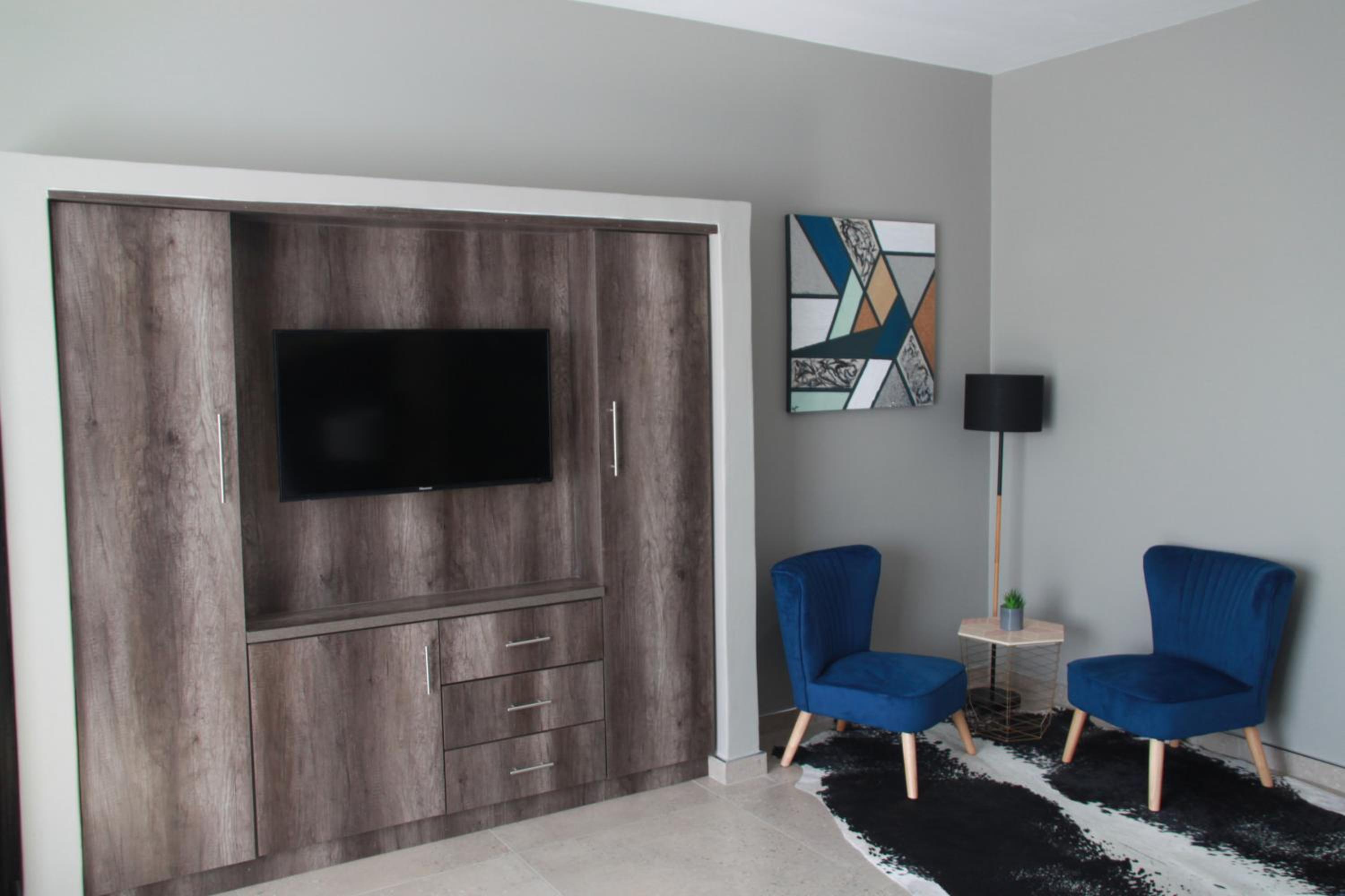 King Suite with Spa Bath - Photo 3
