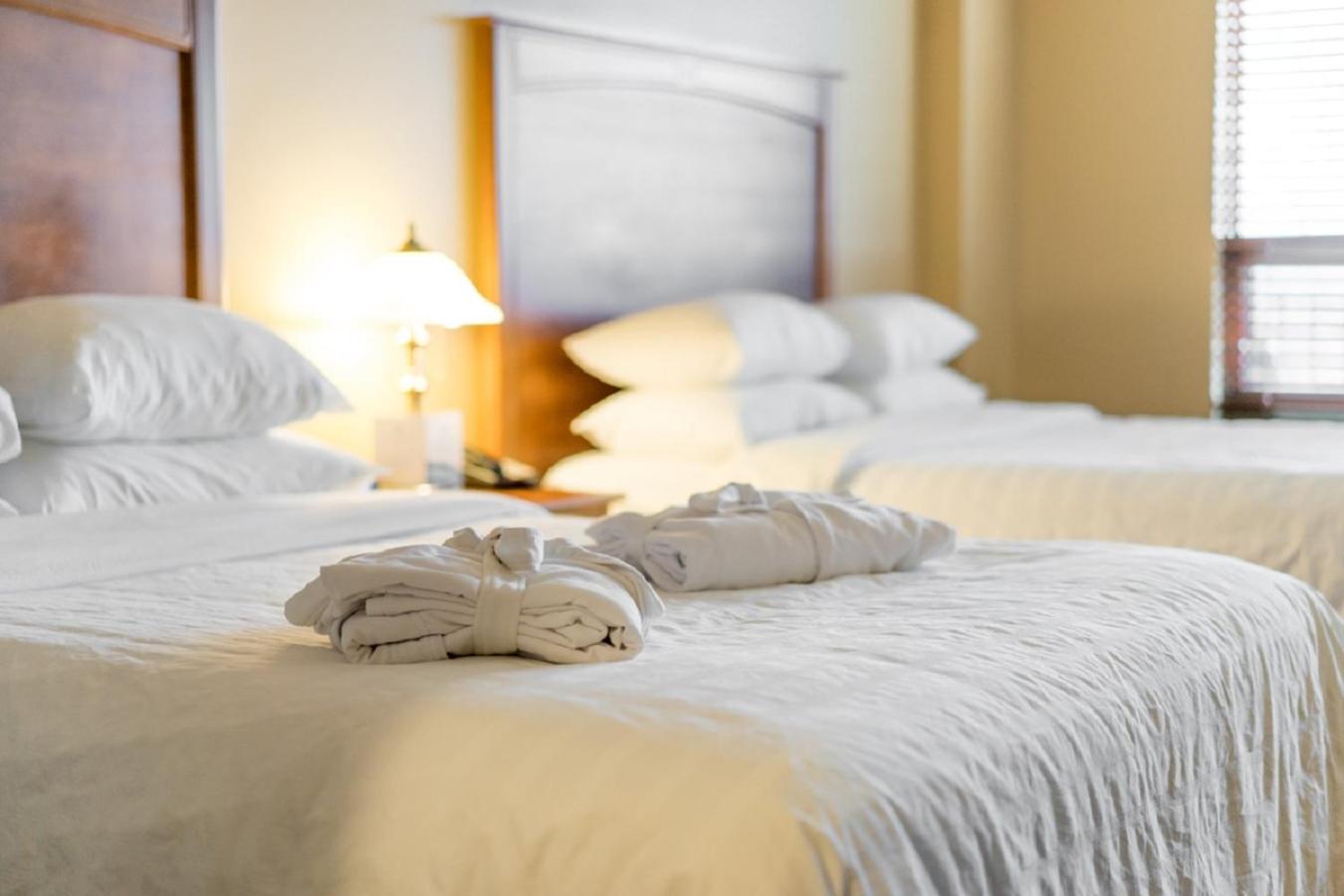 Queen Room with Two Queen Beds - Photo 3