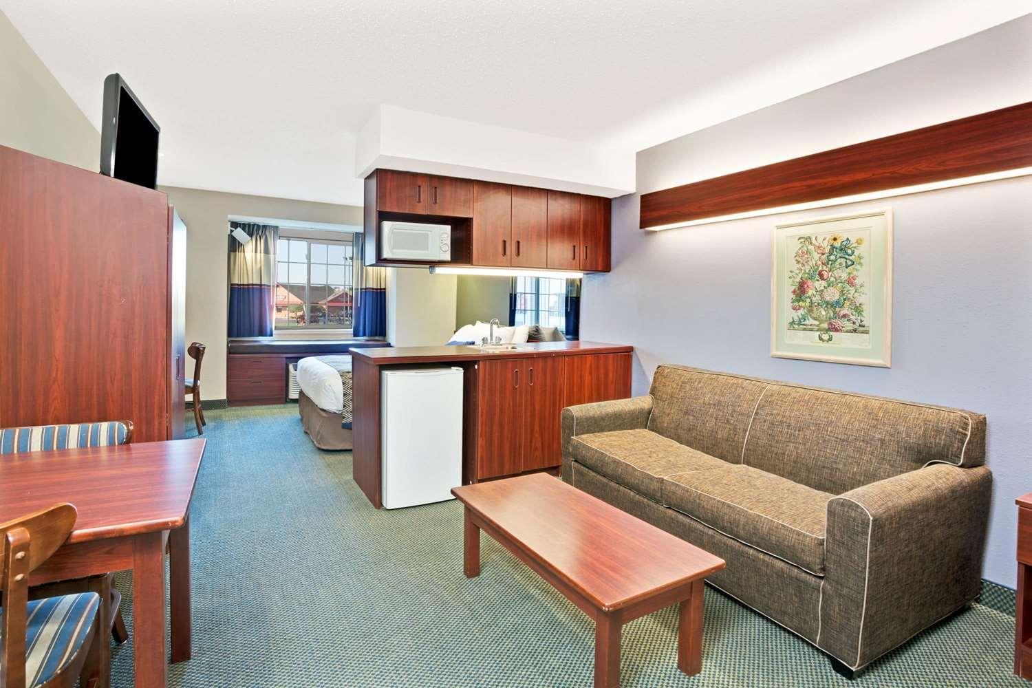 Queen Studio Suite - Non-Smoking - Photo 5