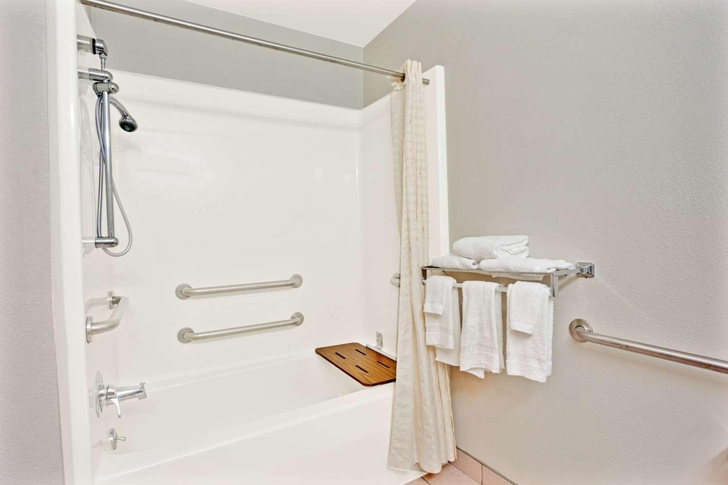 Deluxe Queen Room - Disability Access/Non-Smoking - Photo 4