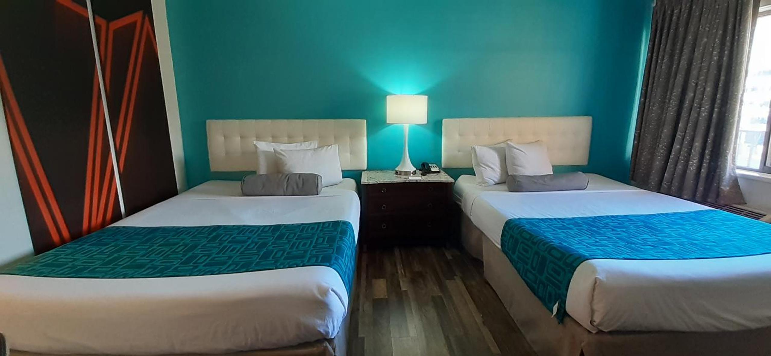 Queen Room with Two Queen Beds - Non-Smoking photo 2