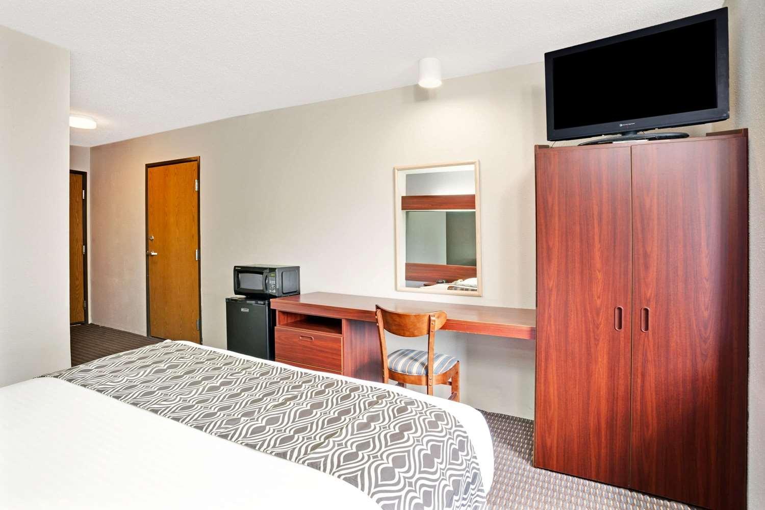 Queen Room - Non-Smoking - Photo 2