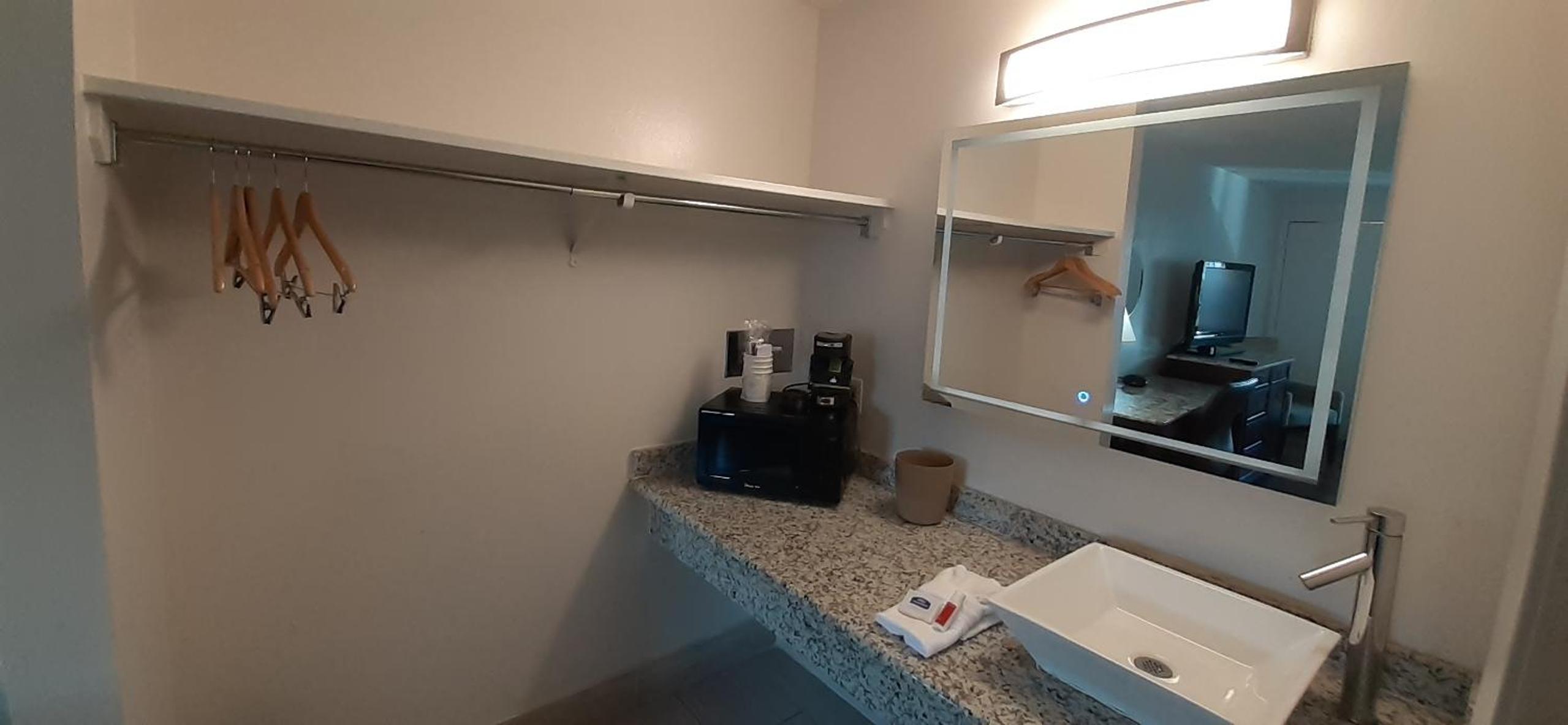 Queen Room - Mobility Access/Non-Smoking photo 2