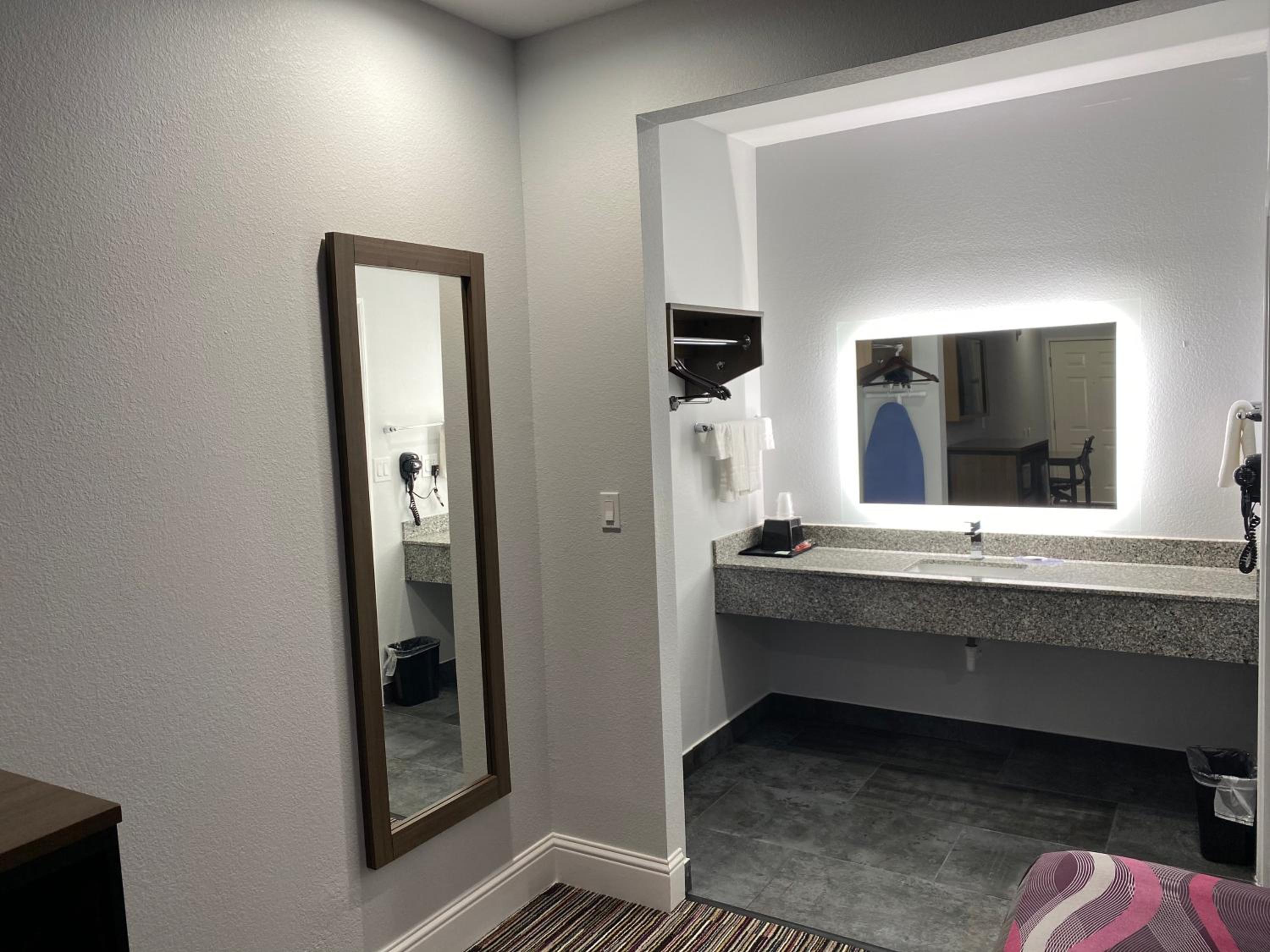 Deluxe King Room - Photo 7