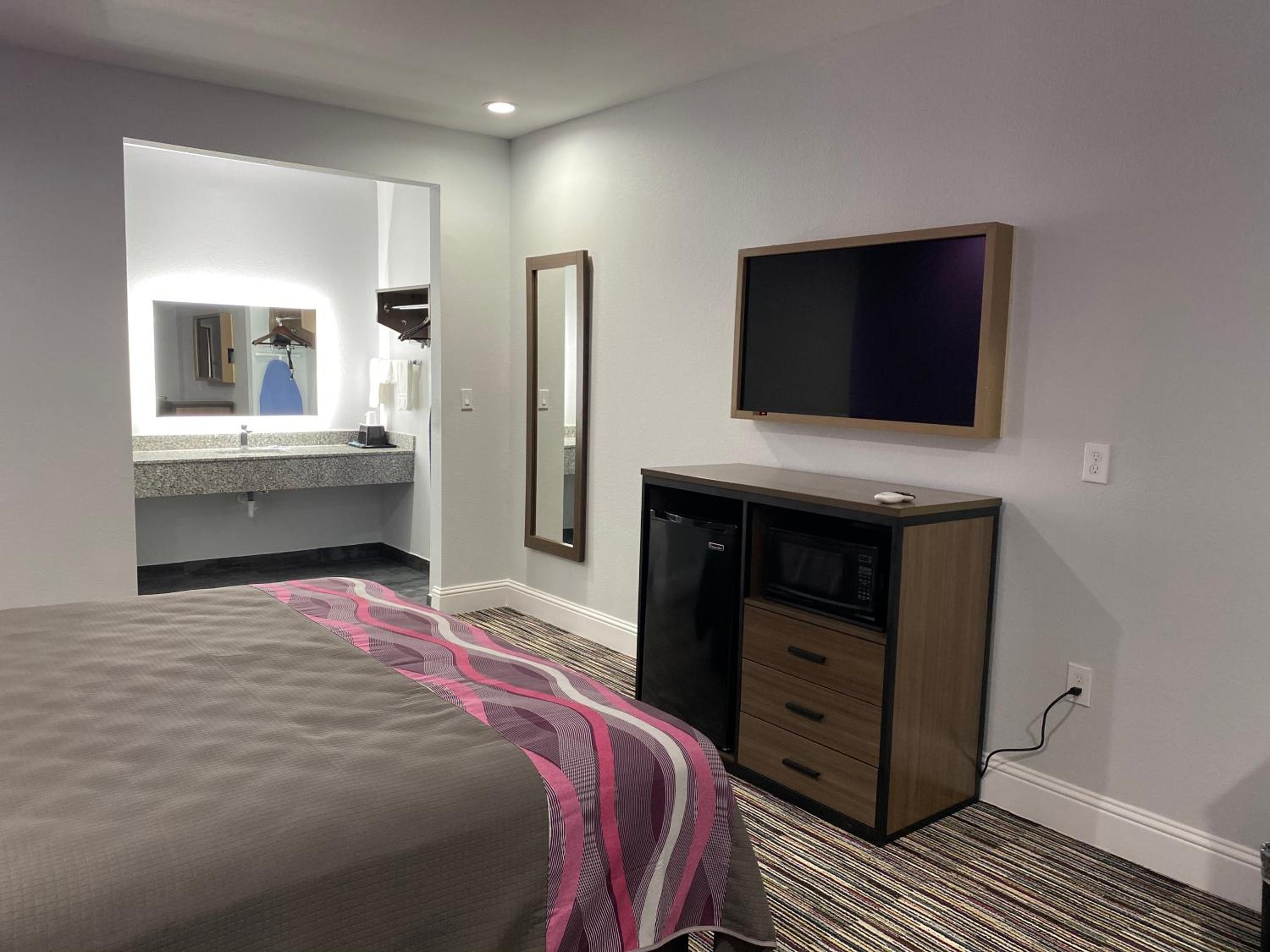 Deluxe King Room - Photo 5
