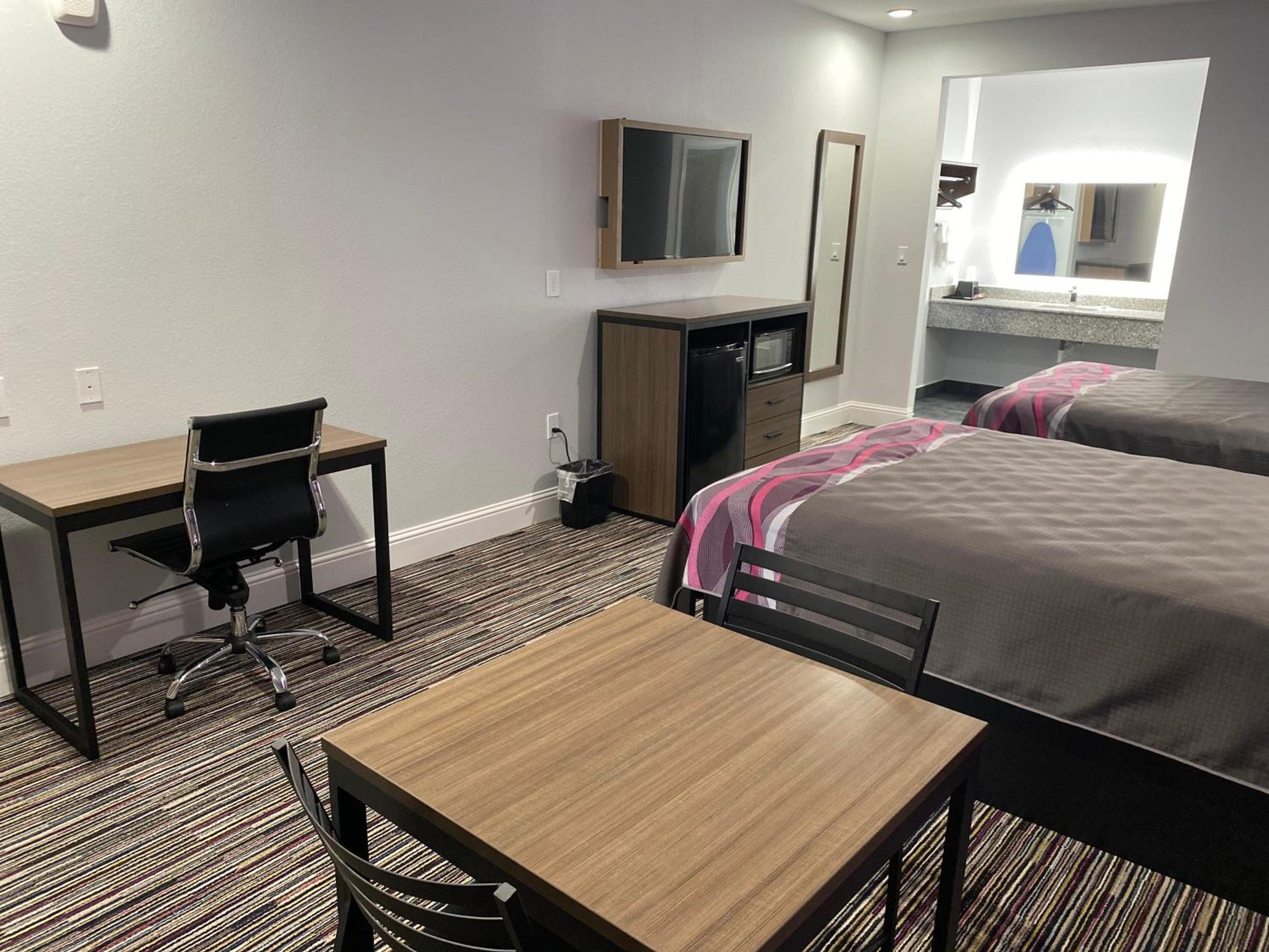 Deluxe King Room - Photo 6