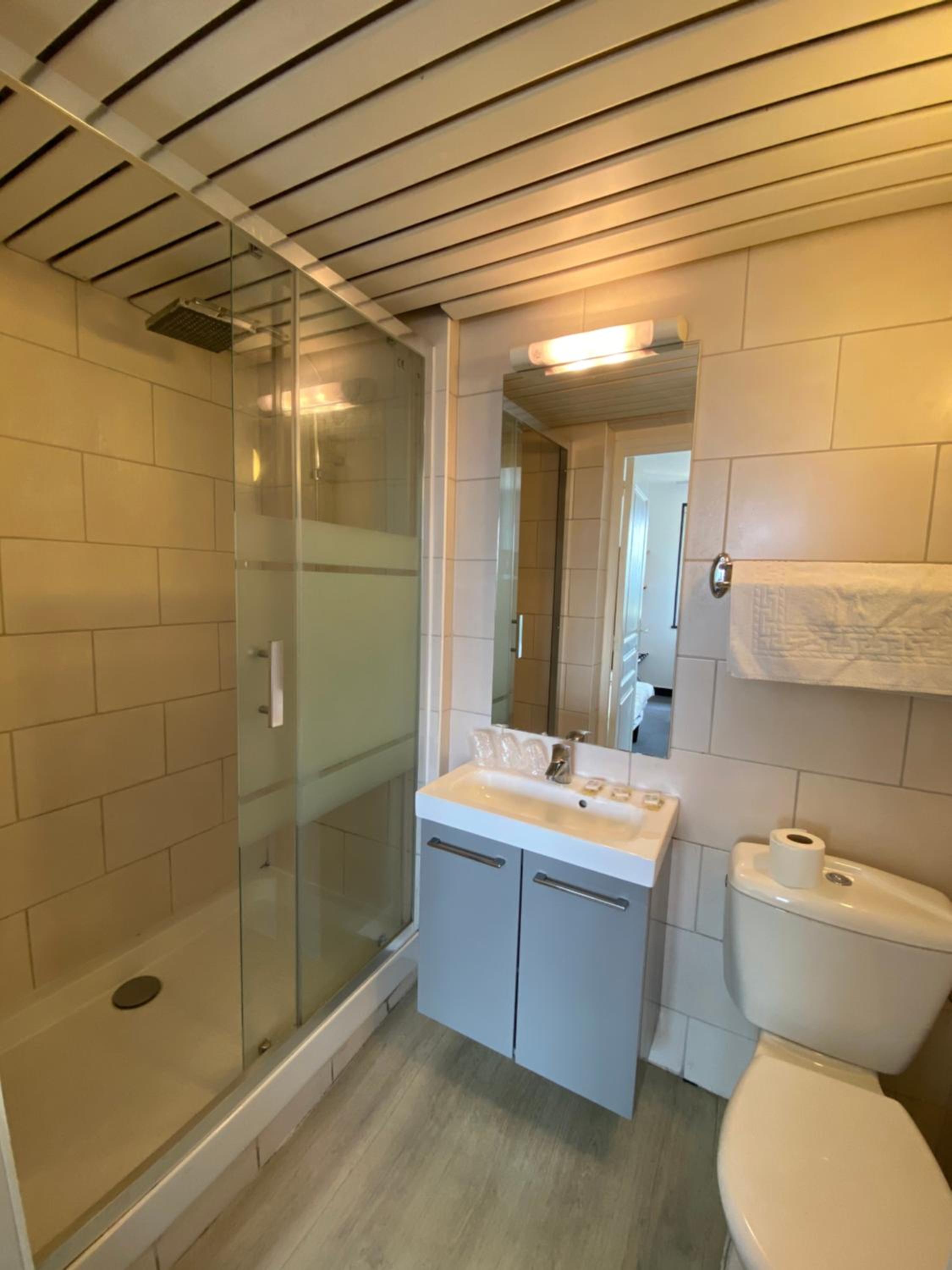 Twin Room - Photo 2