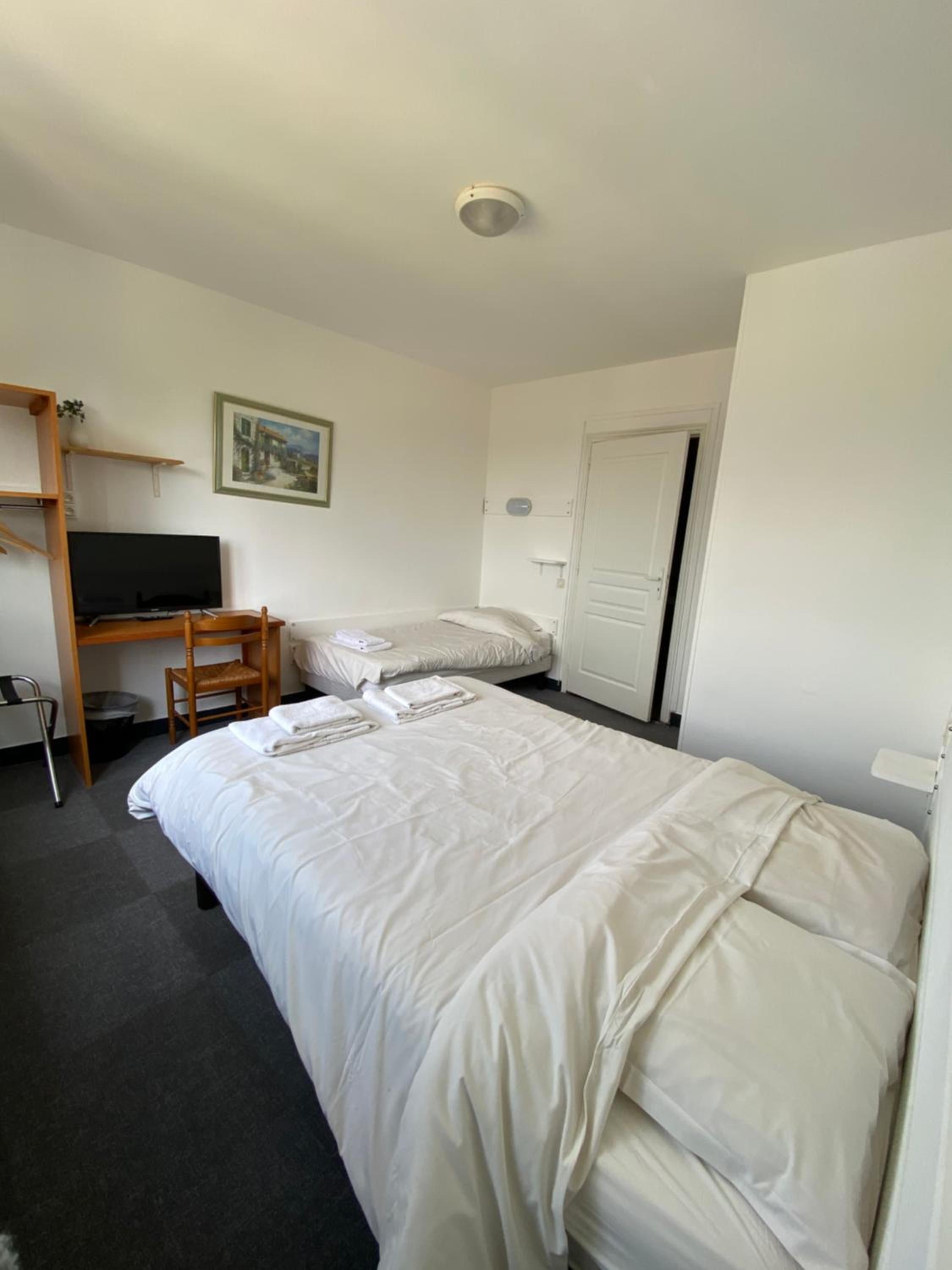 Twin Room - Photo 3