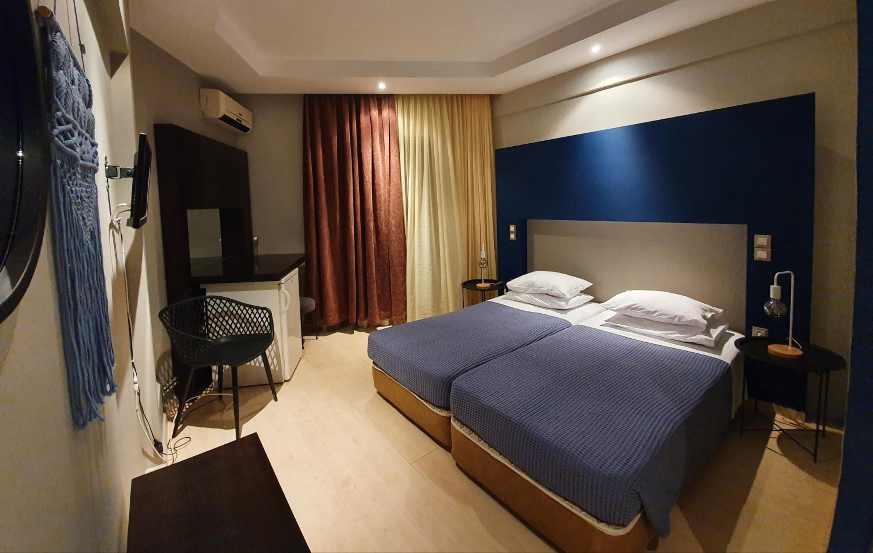 Deluxe Double Room with Side Sea View - Photo 4