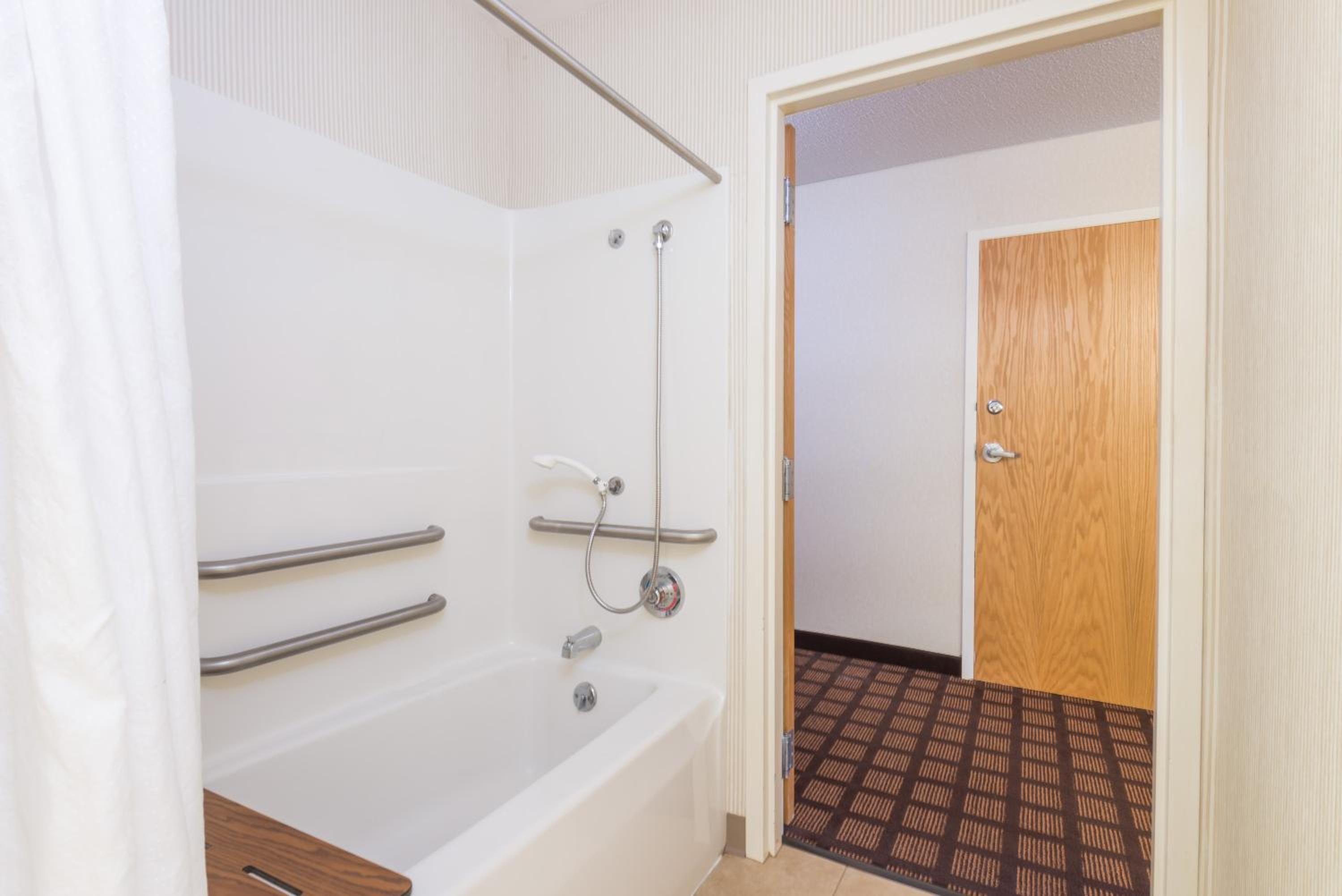 Queen Room with Two Queen Beds - Disability Access/Non-Smoking - Photo 4