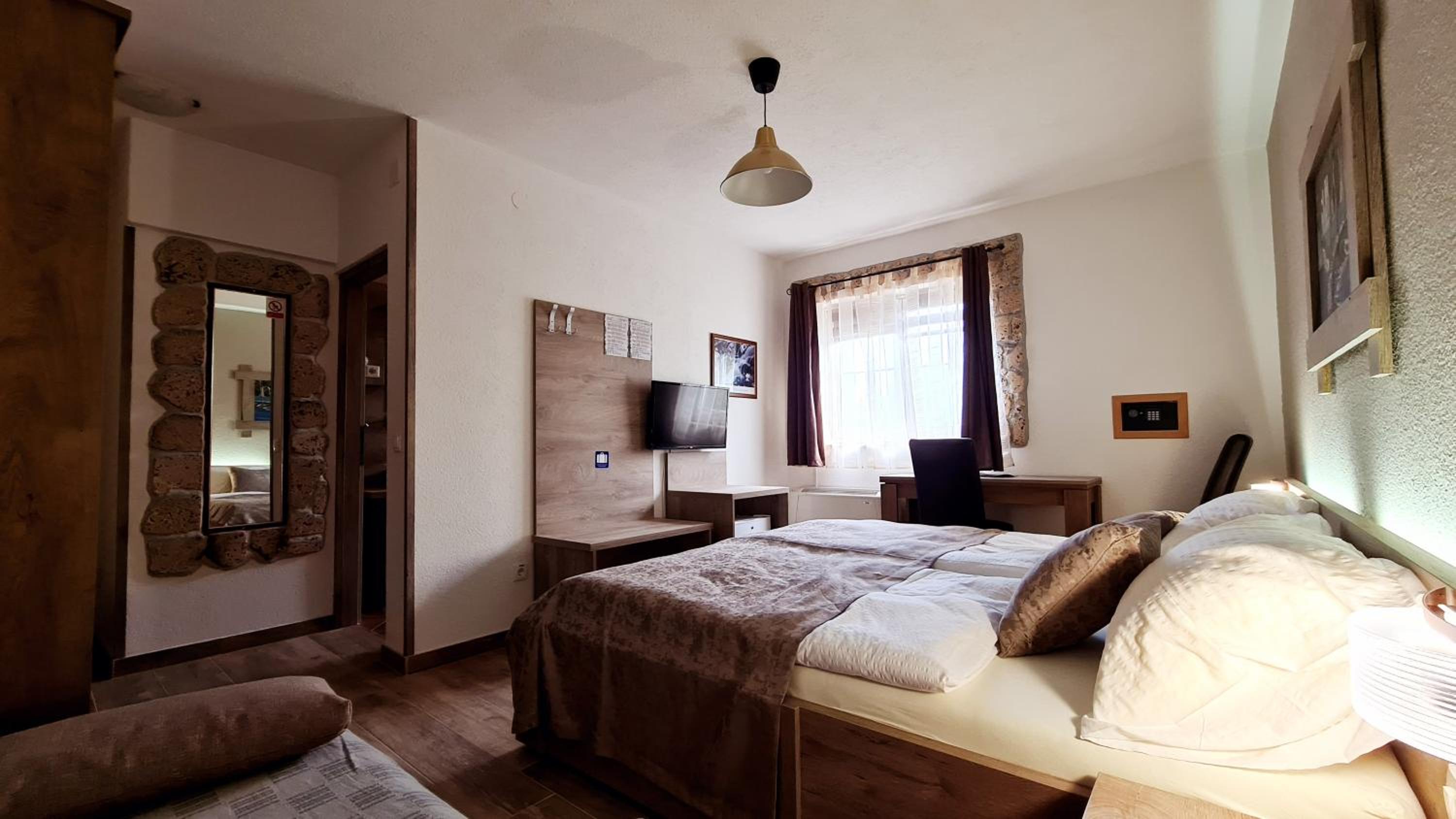Deluxe Double or Twin Room - Photo 13