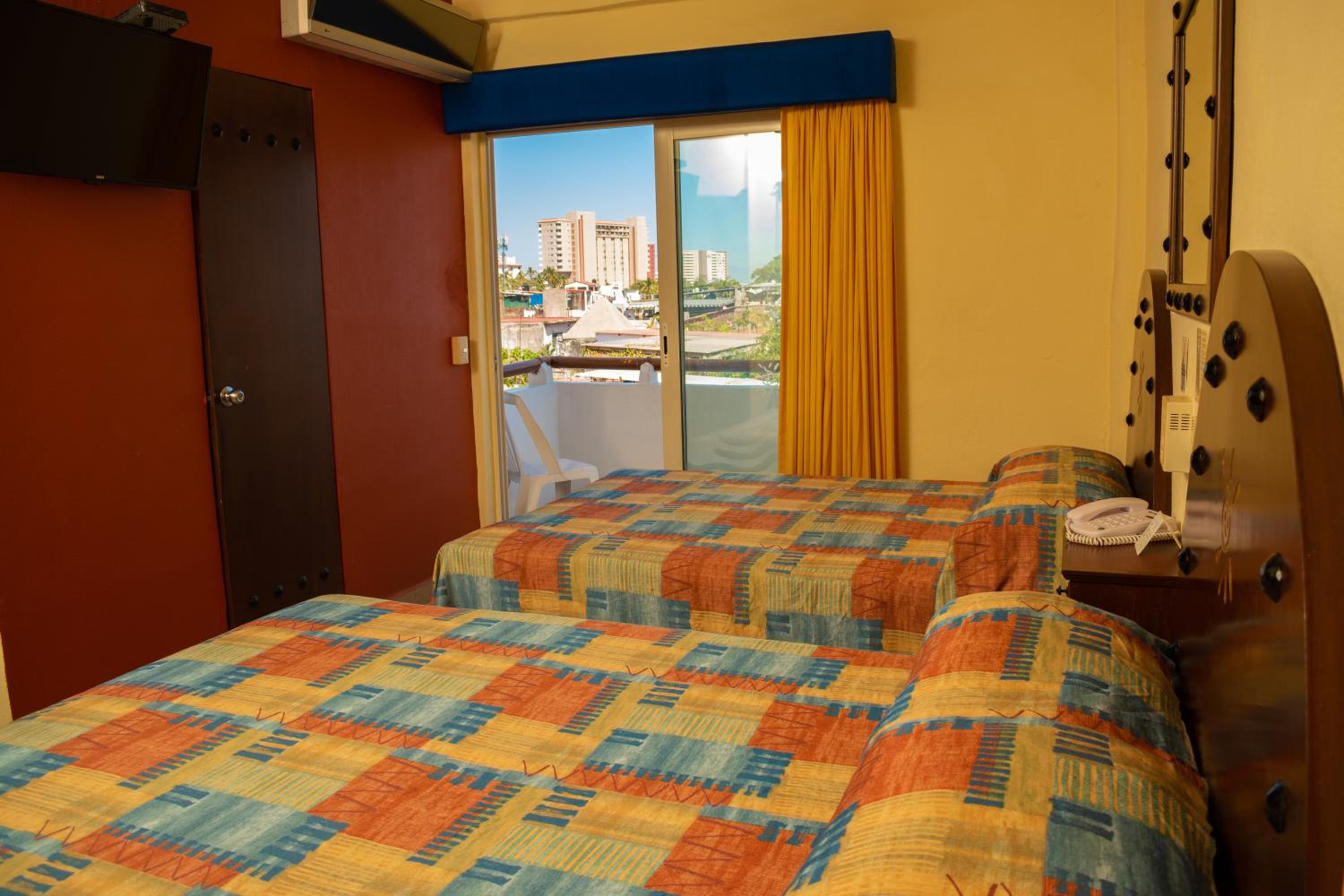 Double Room with Balcony - Photo 9