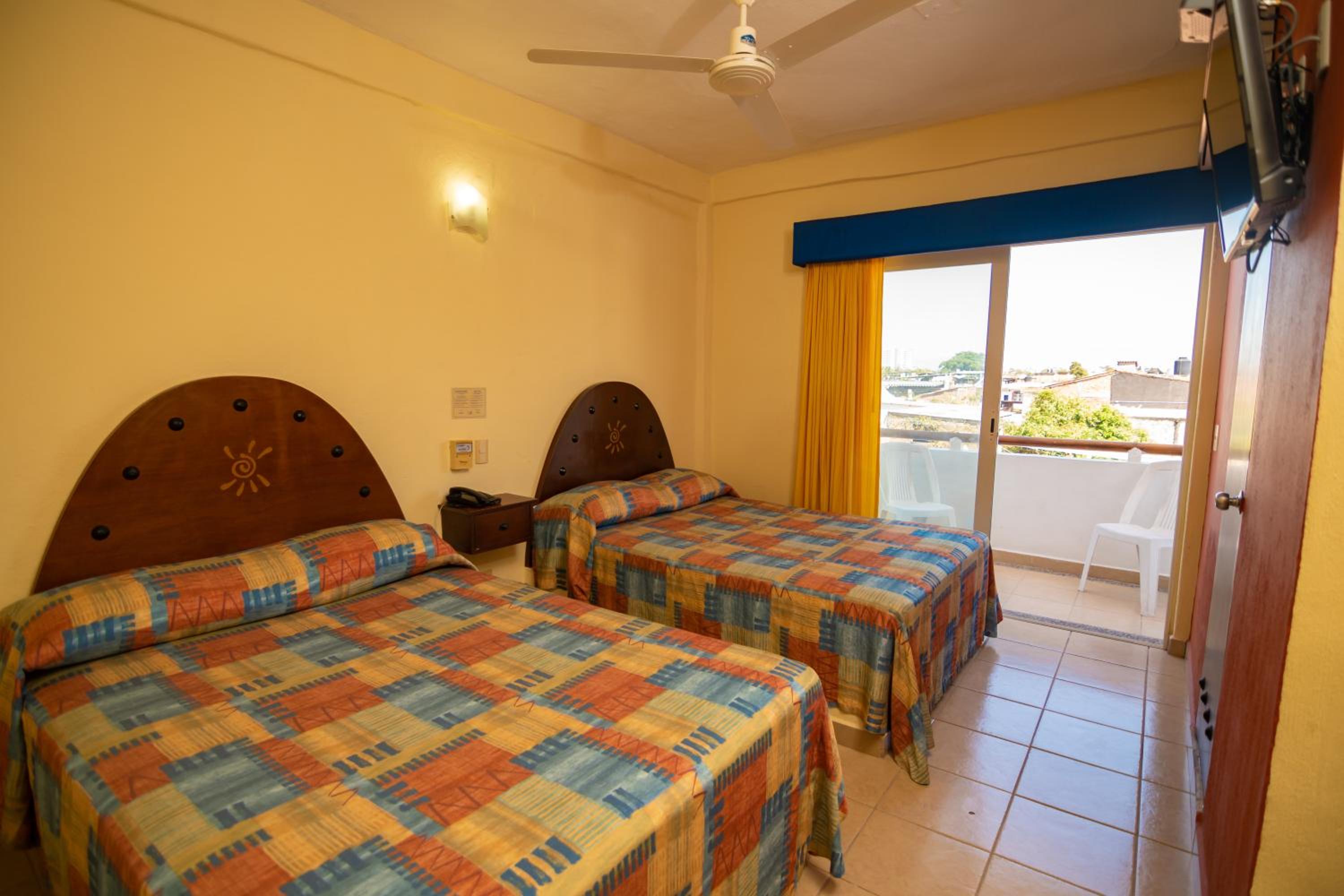 Double Room with Balcony - Photo 8