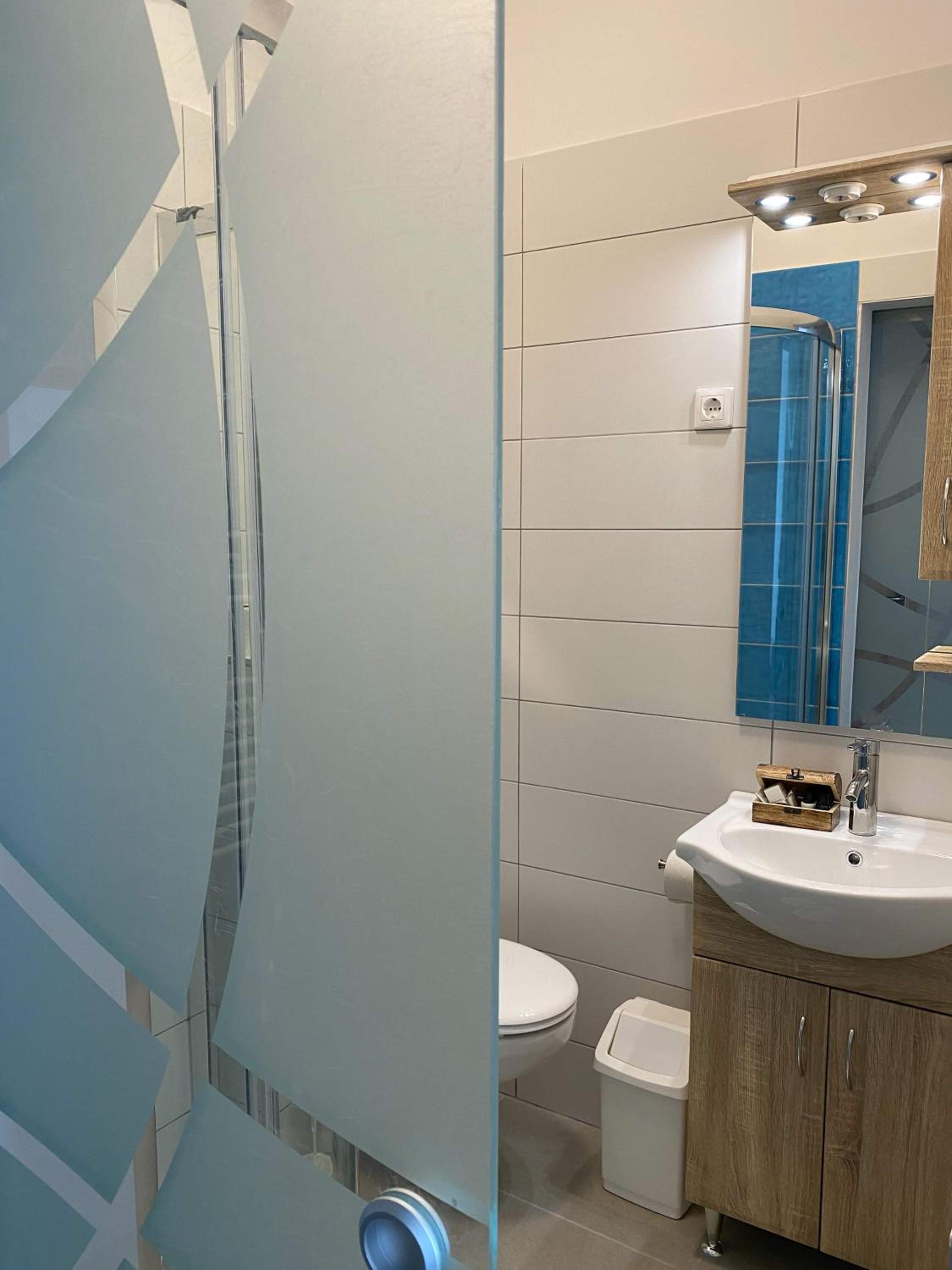 Double or Twin Room with Private Bathroom - Photo 8