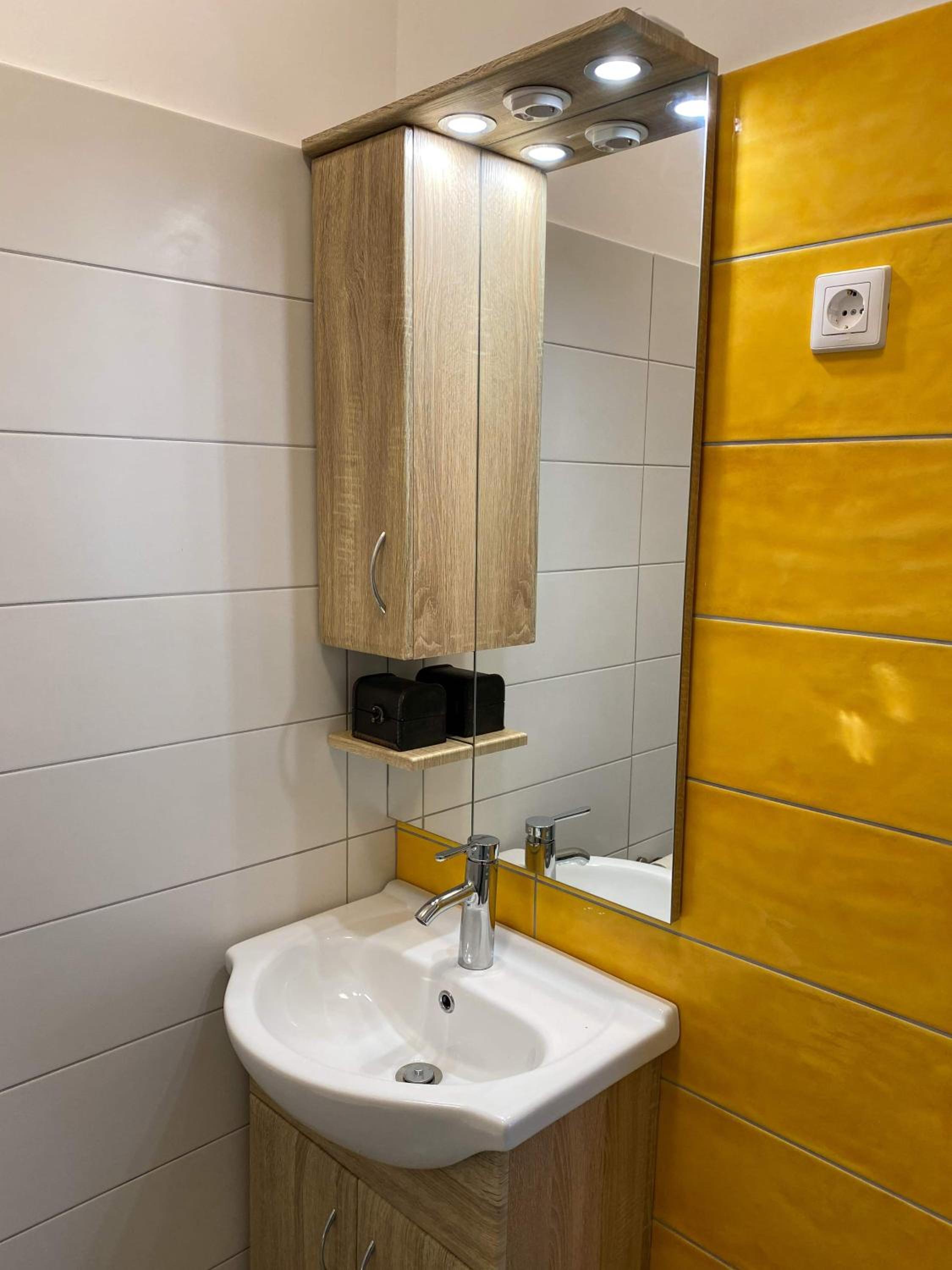 Double or Twin Room with Private Bathroom - Photo 6
