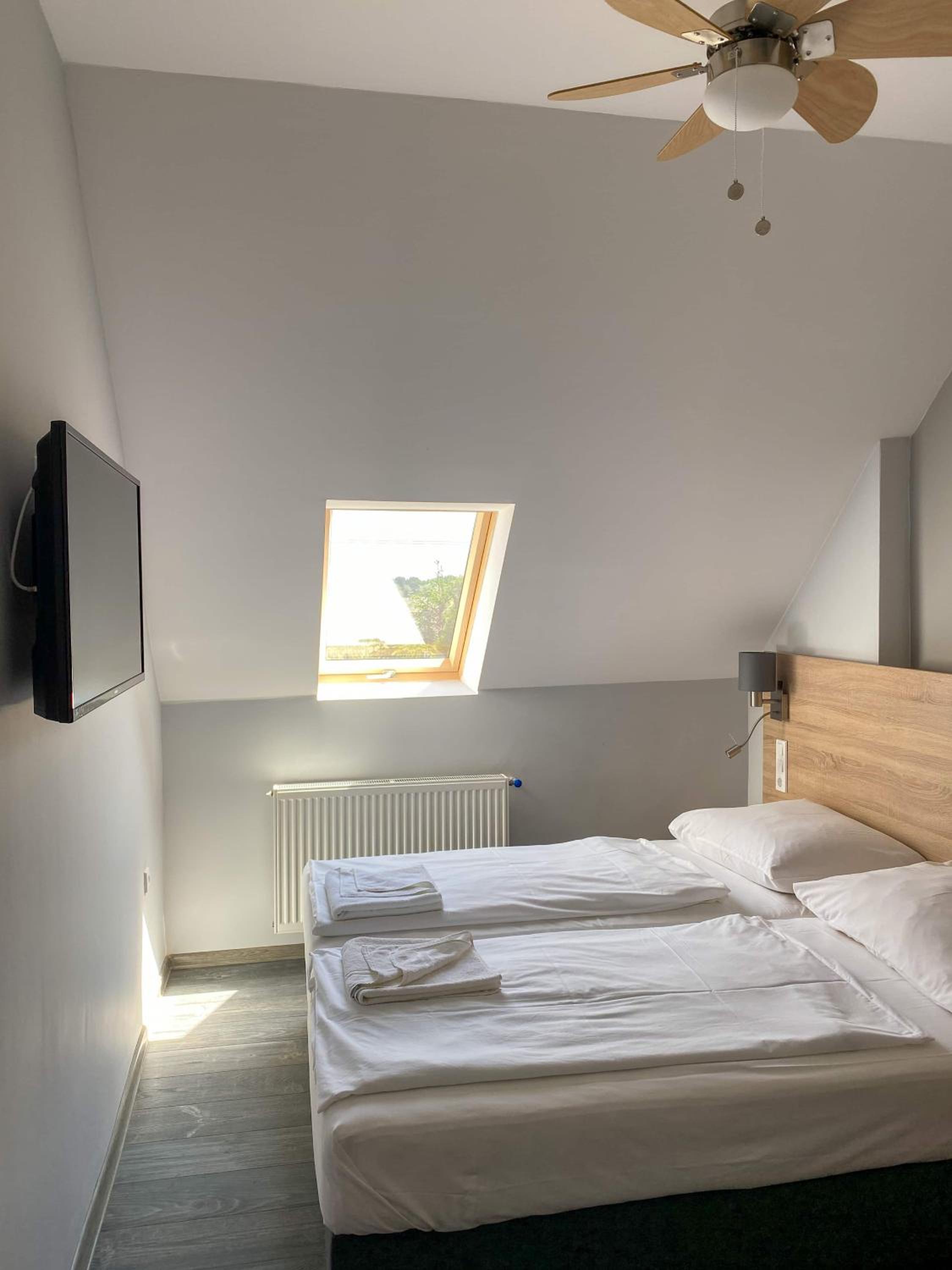 Double or Twin Room with Private Bathroom - Photo 5