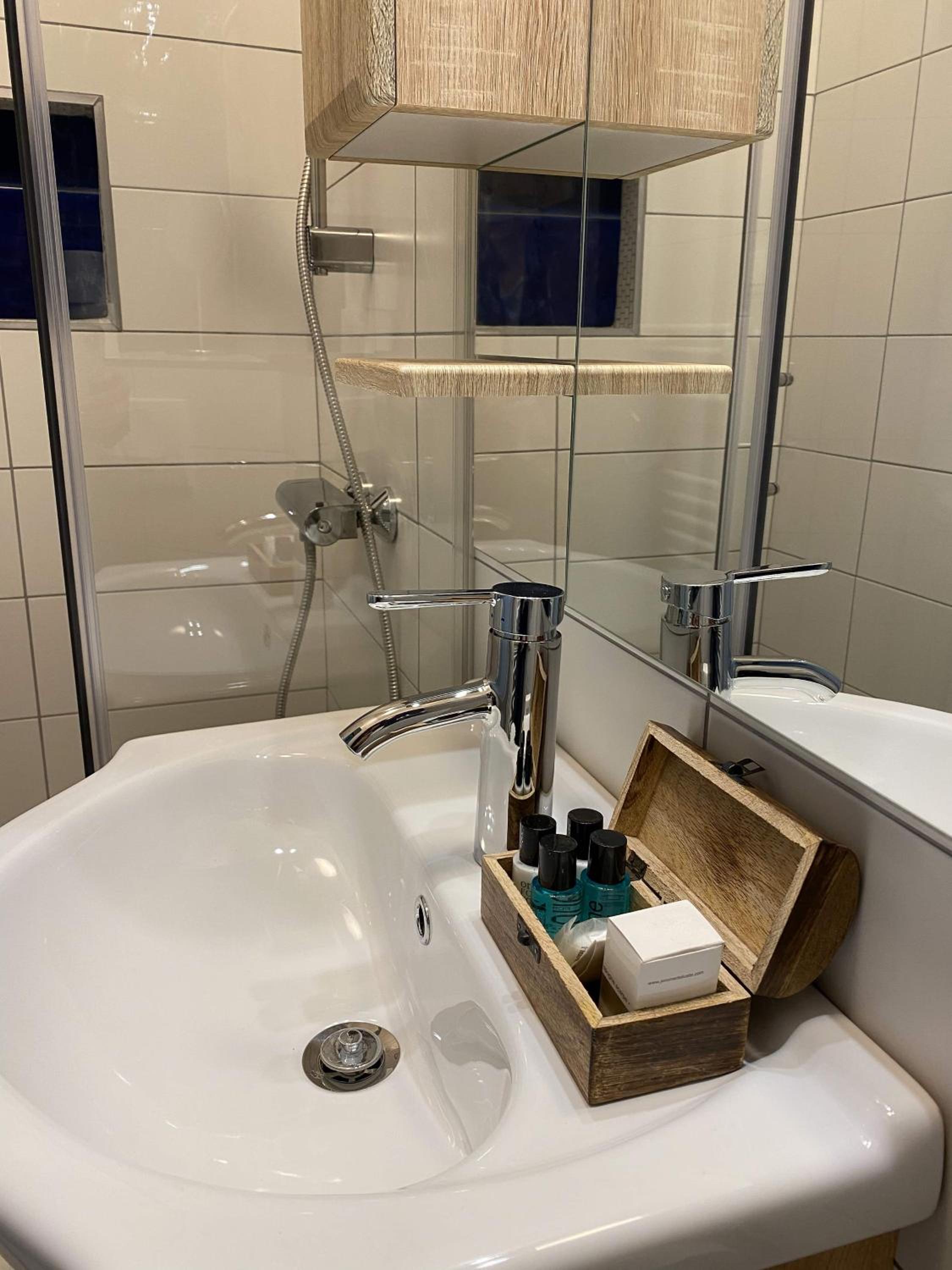 Double or Twin Room with Private Bathroom - Photo 18