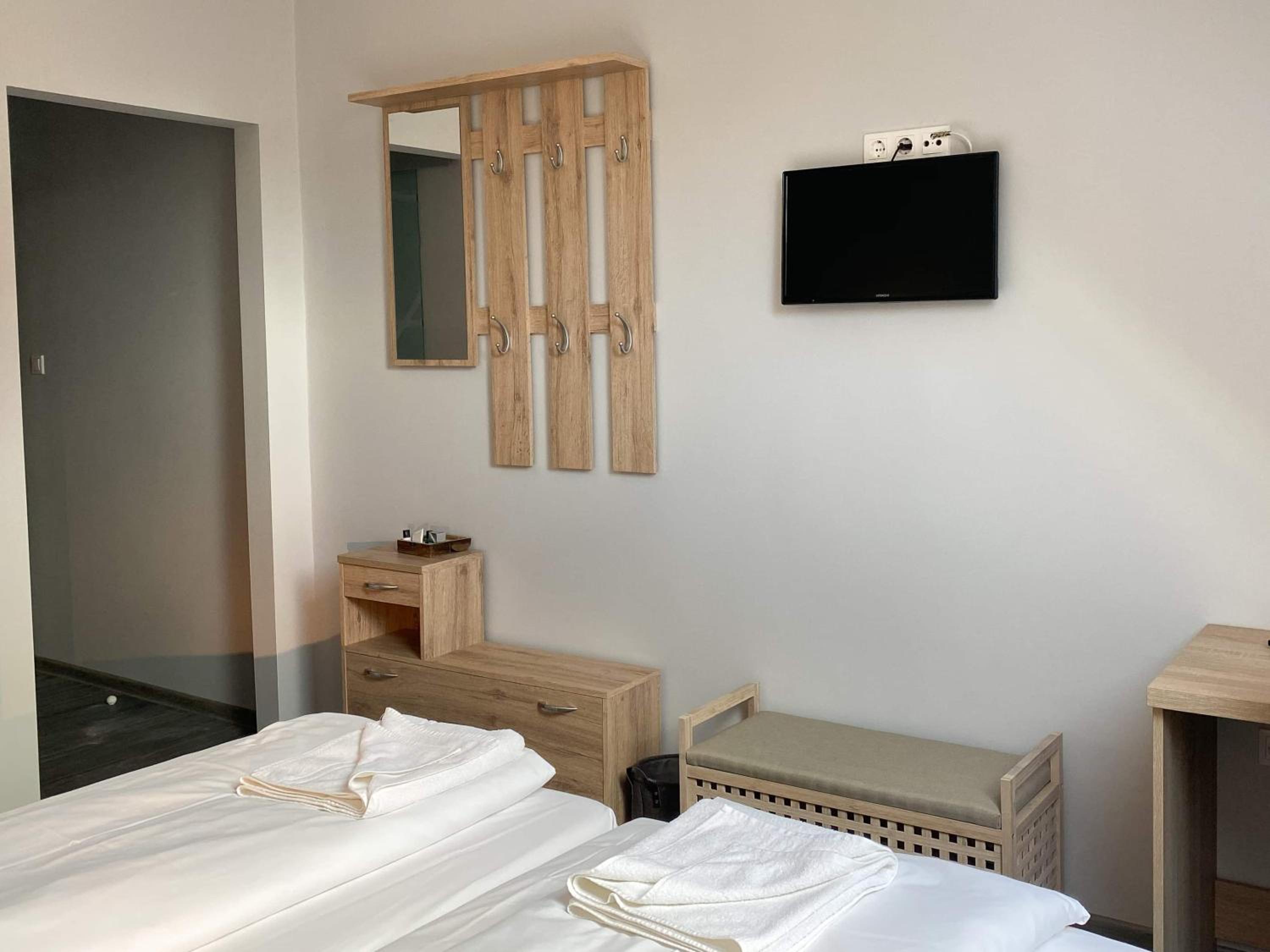 Double or Twin Room with Private Bathroom - Photo 2