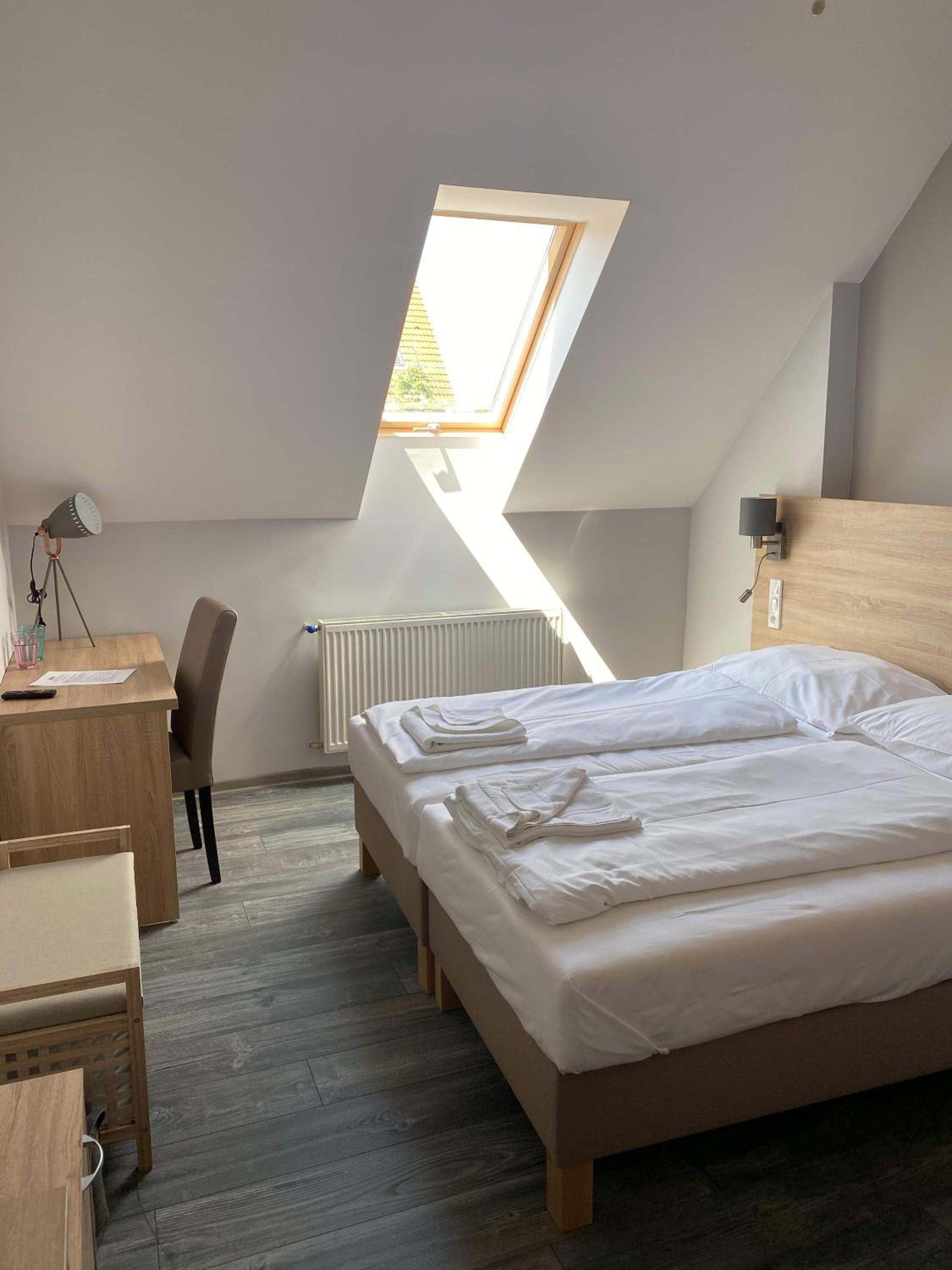 Double or Twin Room with Private Bathroom - Photo 3