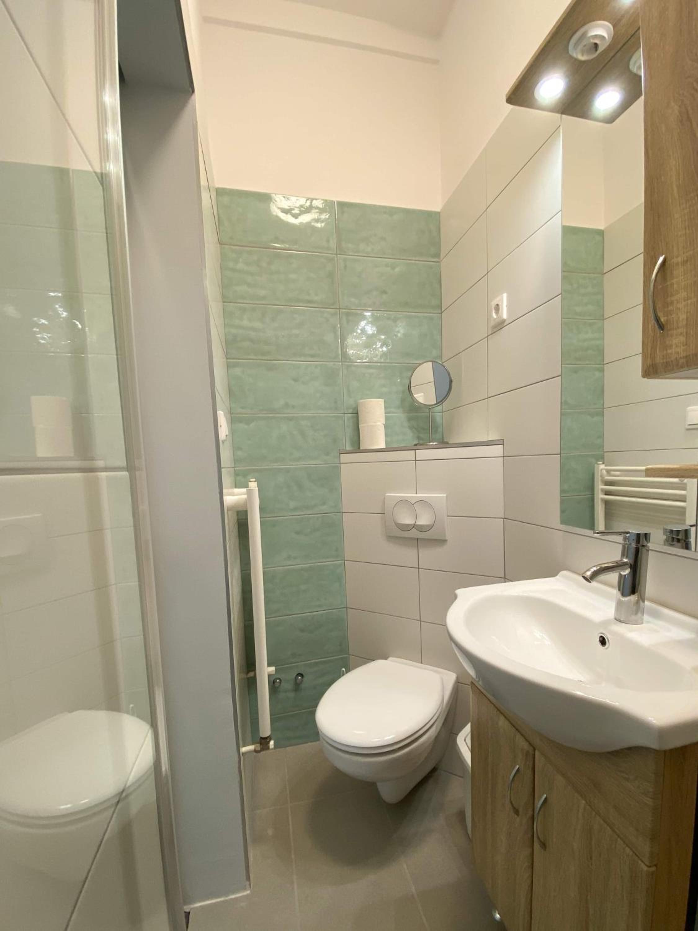 Double or Twin Room with Private Bathroom - Photo 4