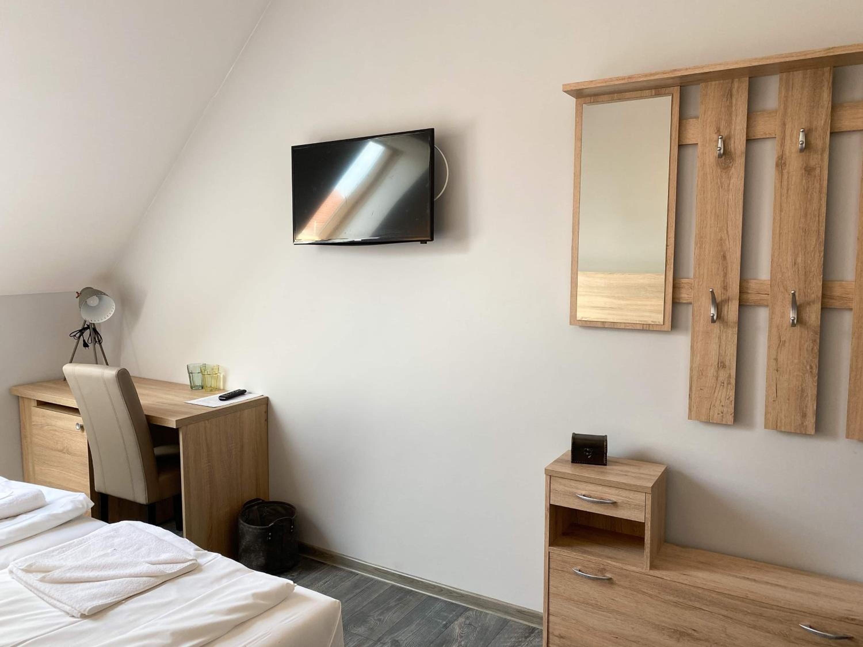 Double or Twin Room with Private Bathroom - Photo 16